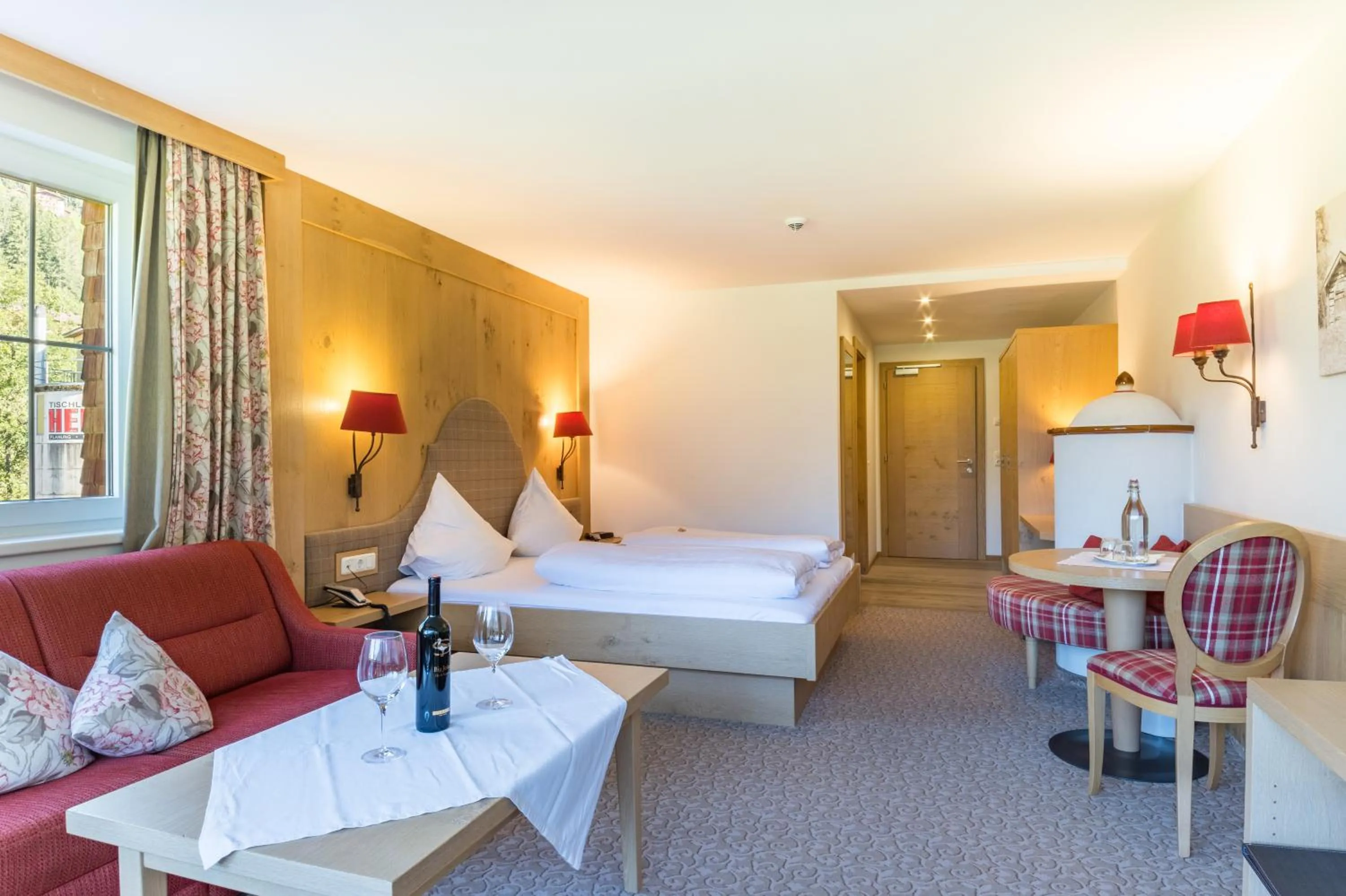 Photo of the whole room, Bed in Hotel Post