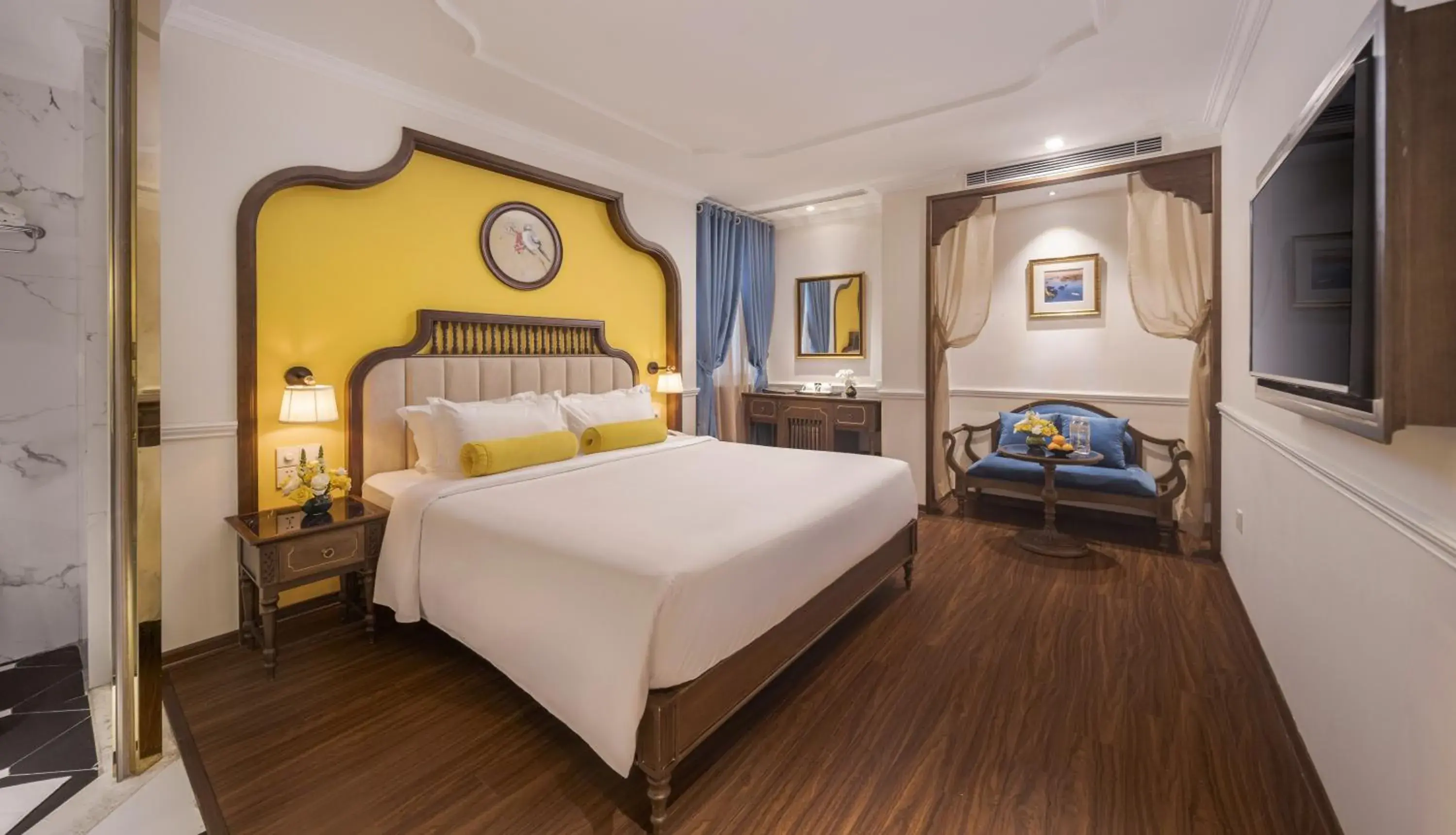 Deluxe Double or Twin Room with Internal Window in Hanoi Tirant Hotel Deluxe Double or Twin Room with Internal Window in Hanoi Tirant Hotel