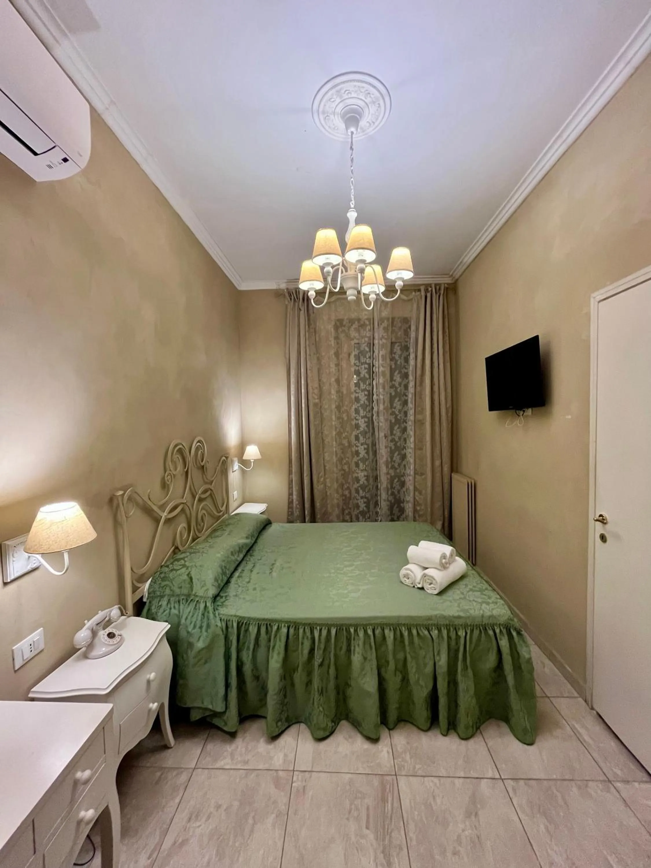 Bed in Boutique Hotel Calais Milano