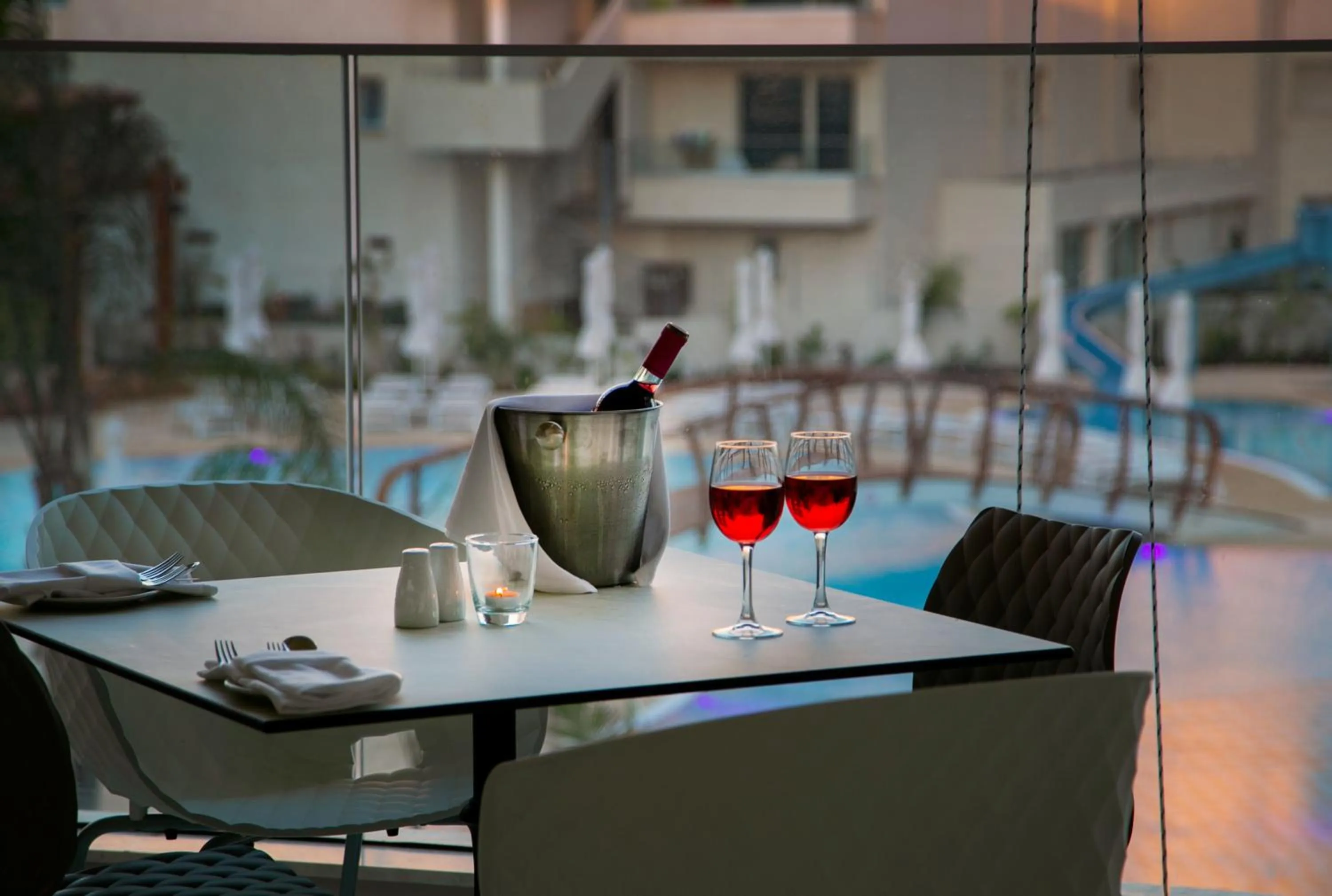 Restaurant/places to eat in Vangelis Hotel & Suites