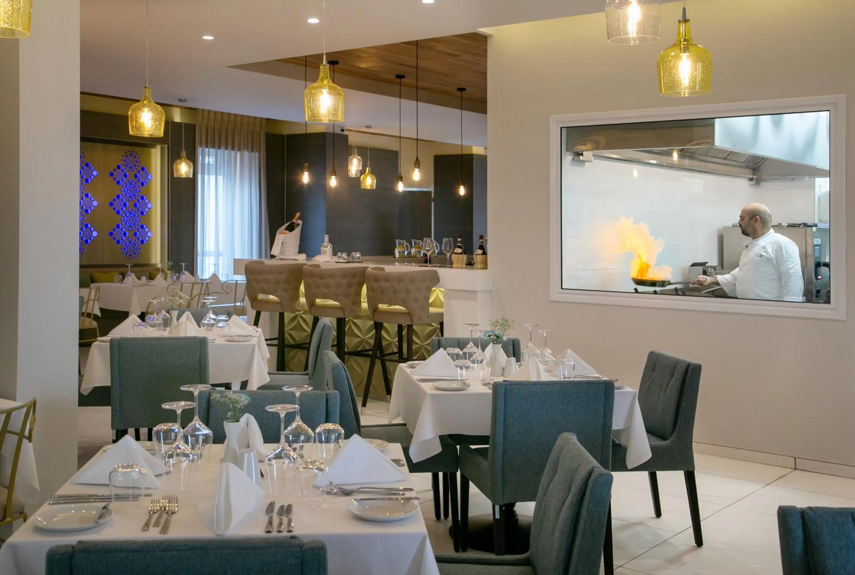 Restaurant/places to eat in Vangelis Hotel & Suites