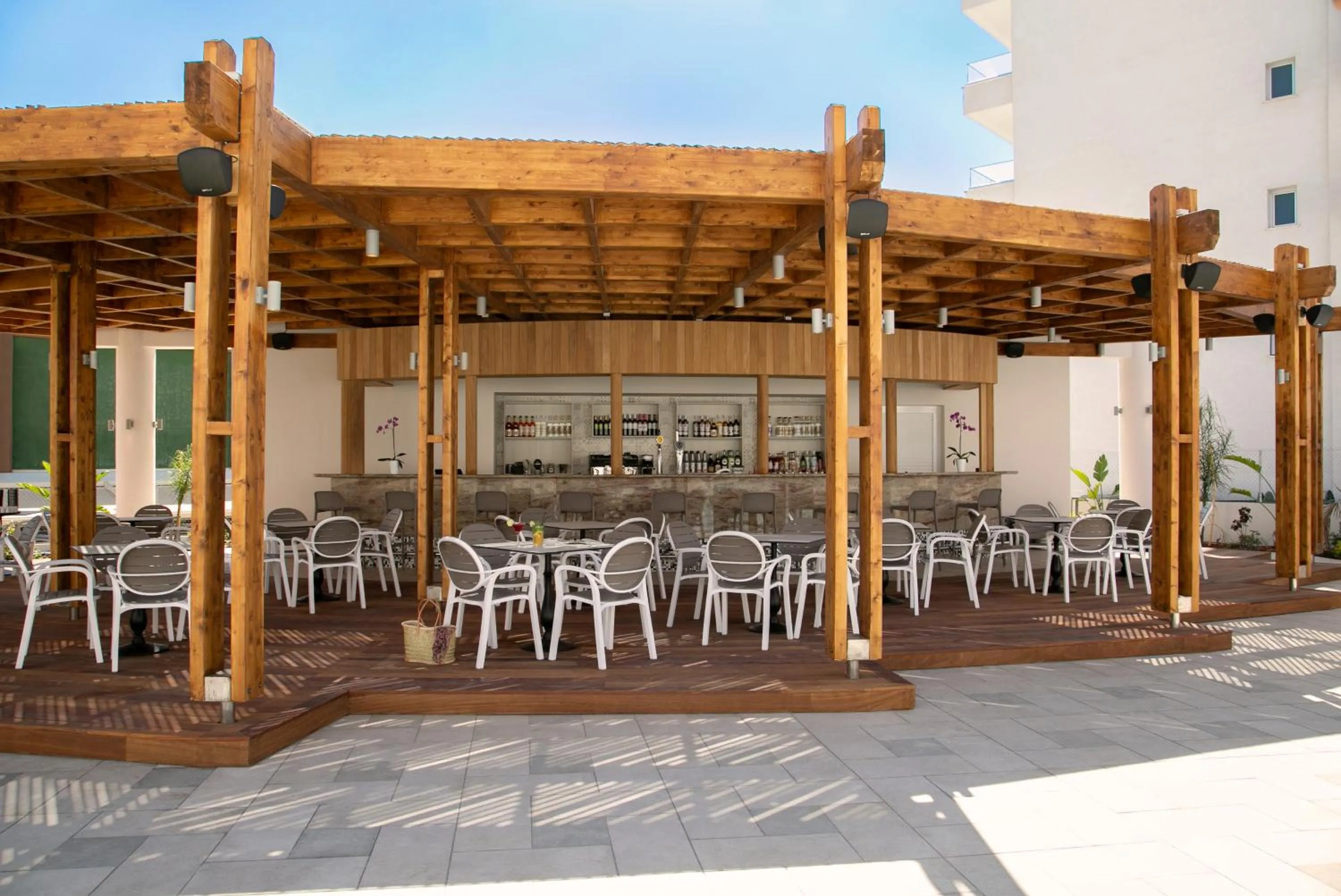 Restaurant/places to eat in Vangelis Hotel & Suites