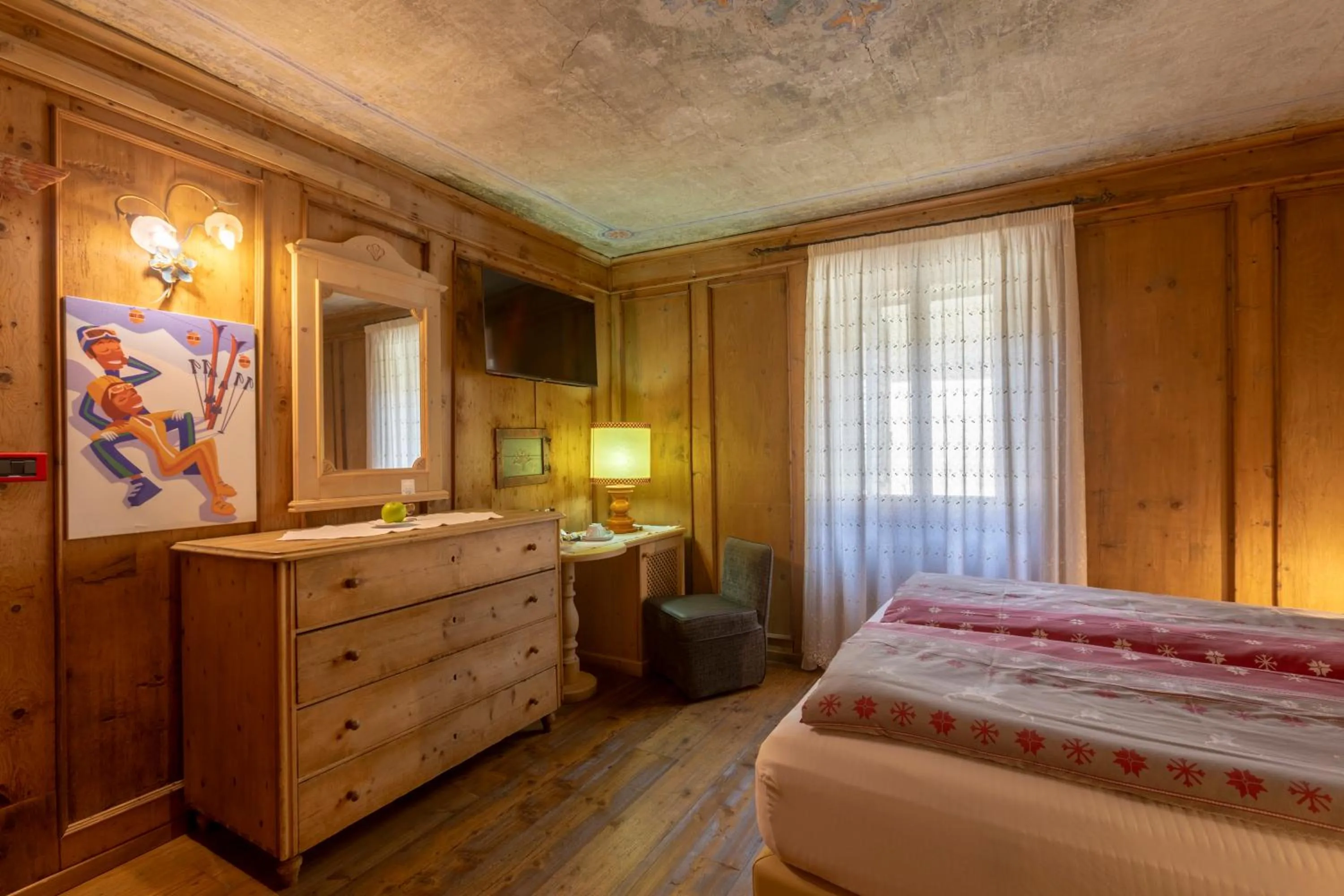 Bed in Historic Hotel Ristorante La Stua