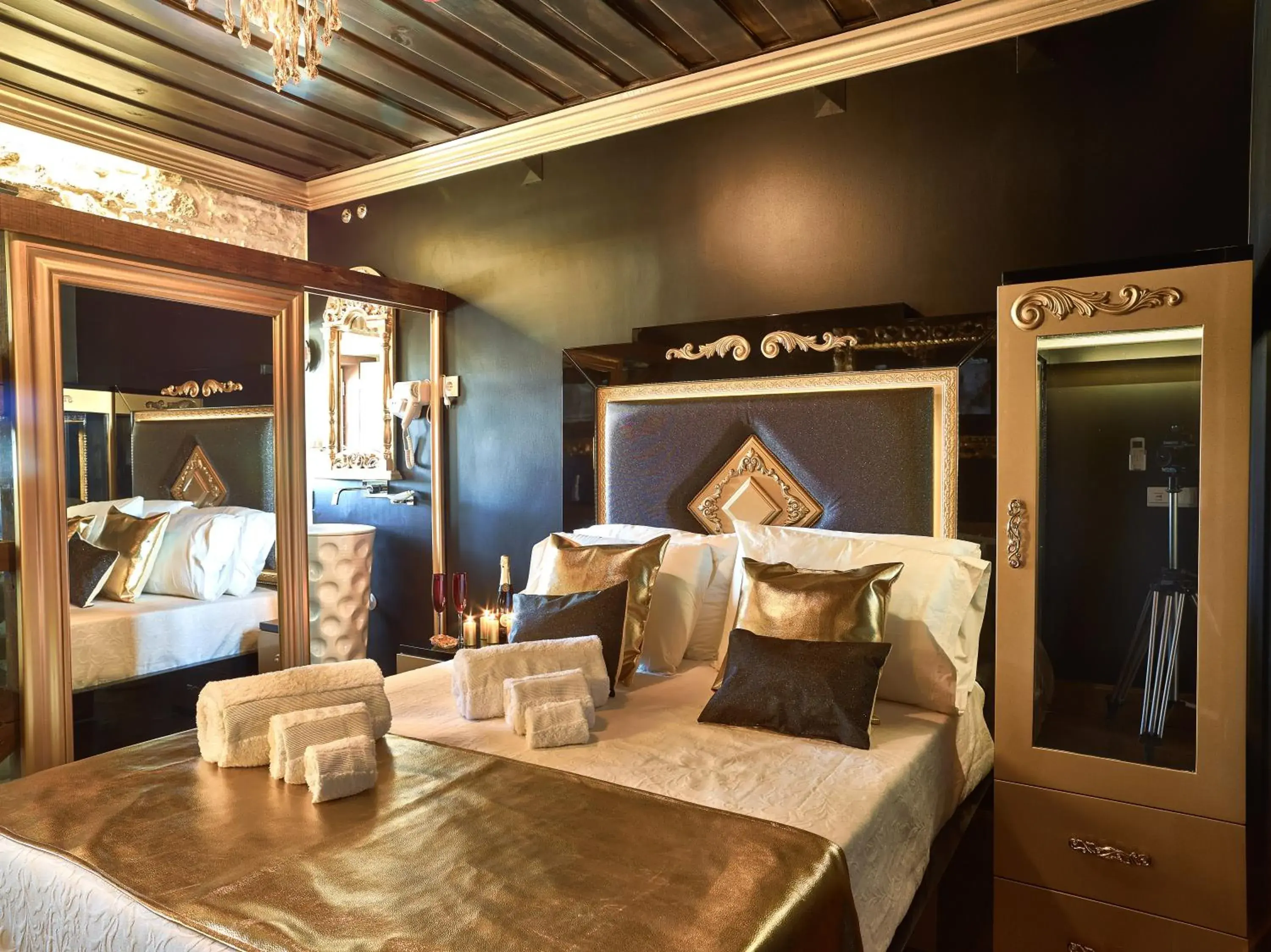 Bed in Solar Antigo Luxury Coimbra Bed in Solar Antigo Luxury Coimbra