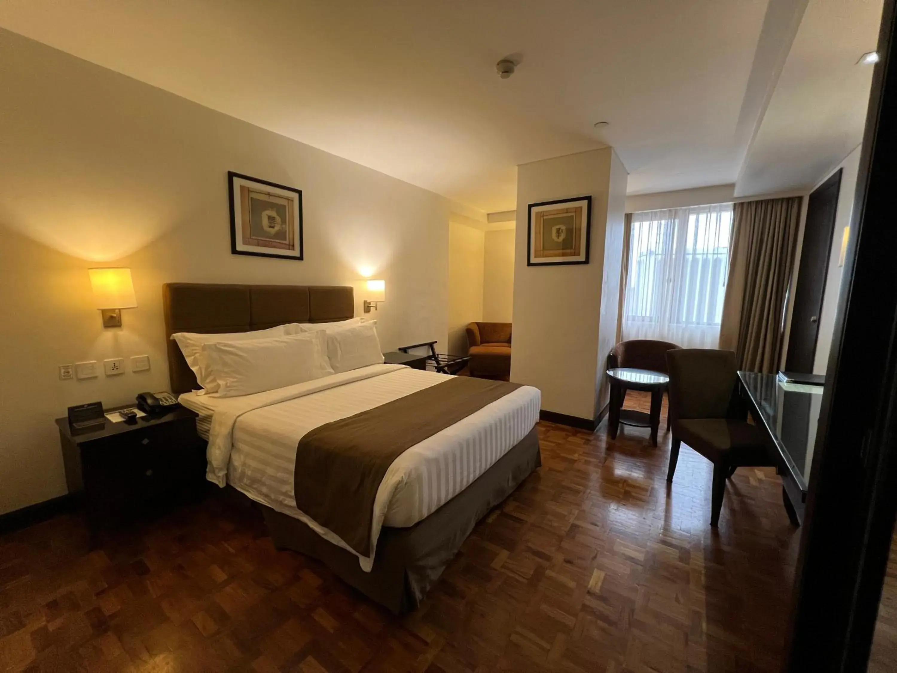 Deluxe Queen Room in City Garden Hotel Makati Deluxe Queen Room in City Garden Hotel Makati