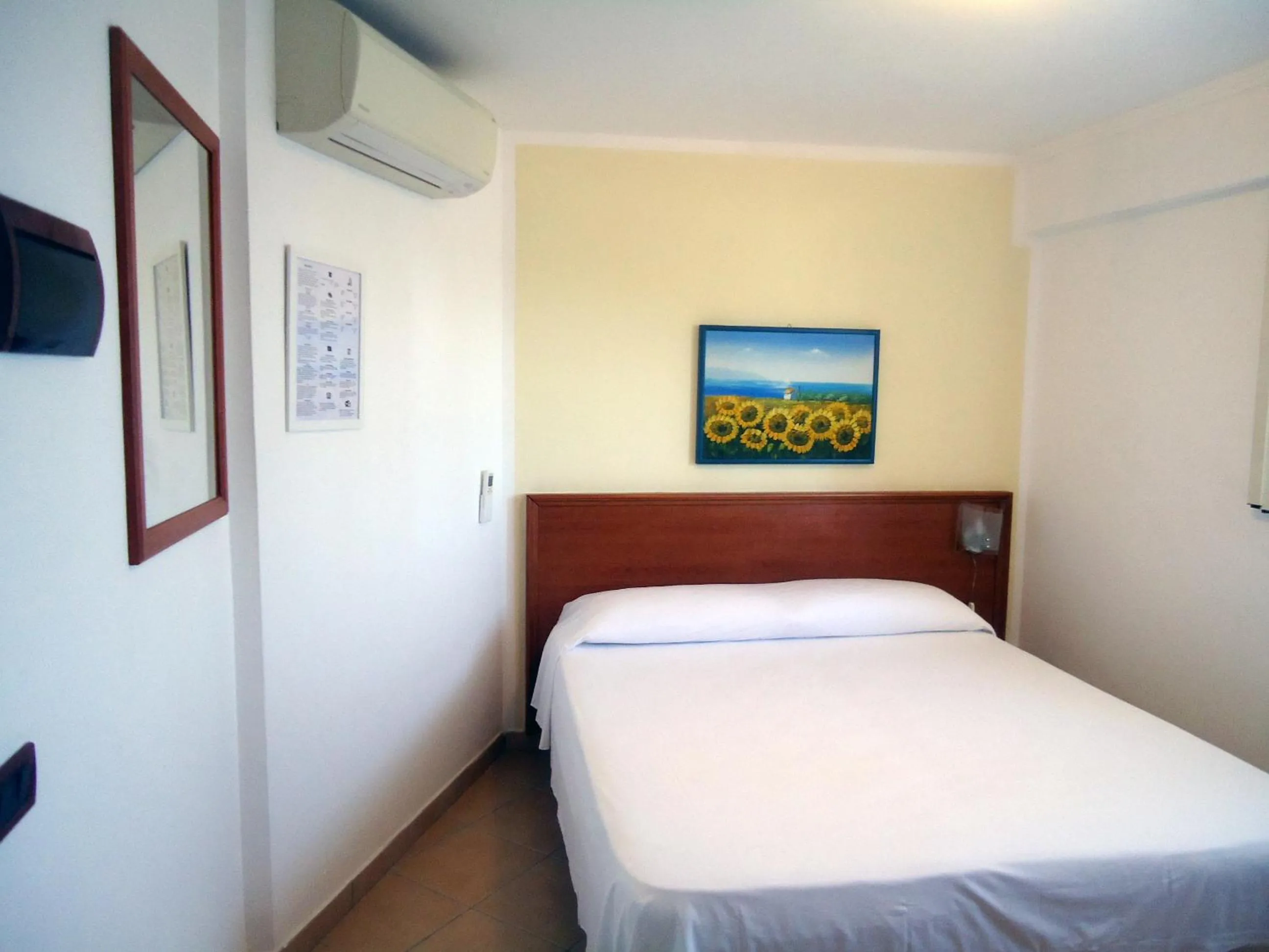 Shower, Bed in Hotel Ristorante Colleverde