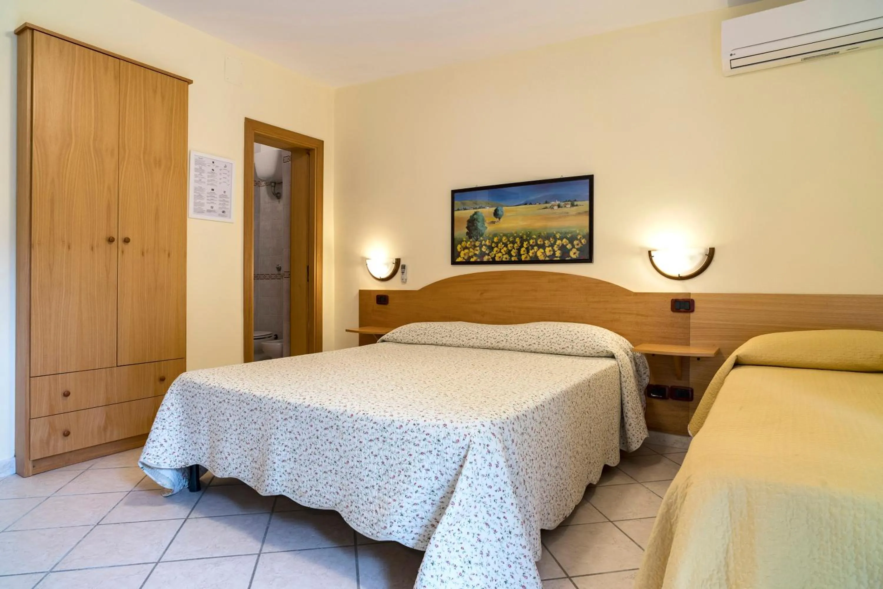Shower, Bed in Hotel Ristorante Colleverde