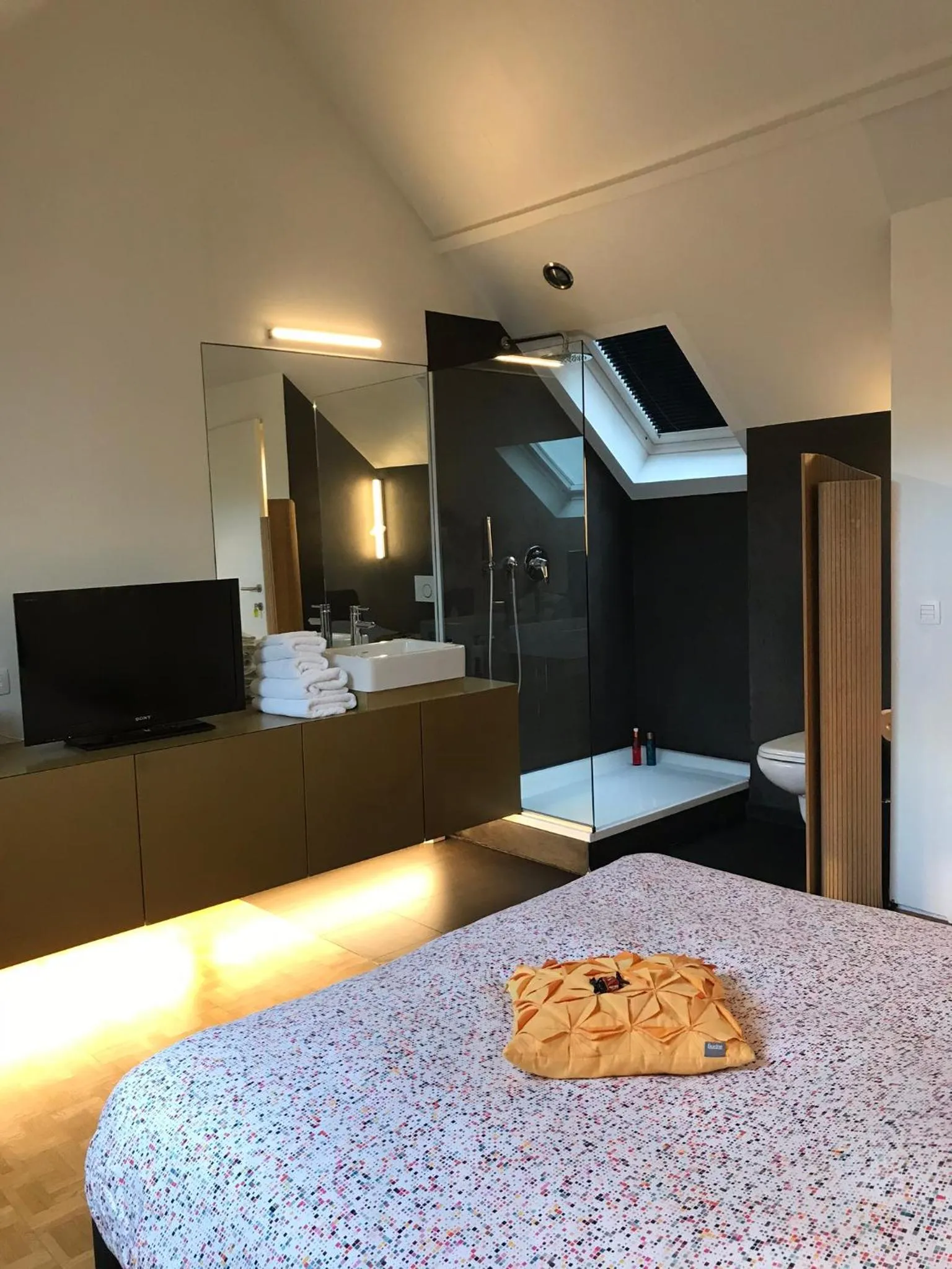 Photo of the whole room in B&B Yellow Submarine