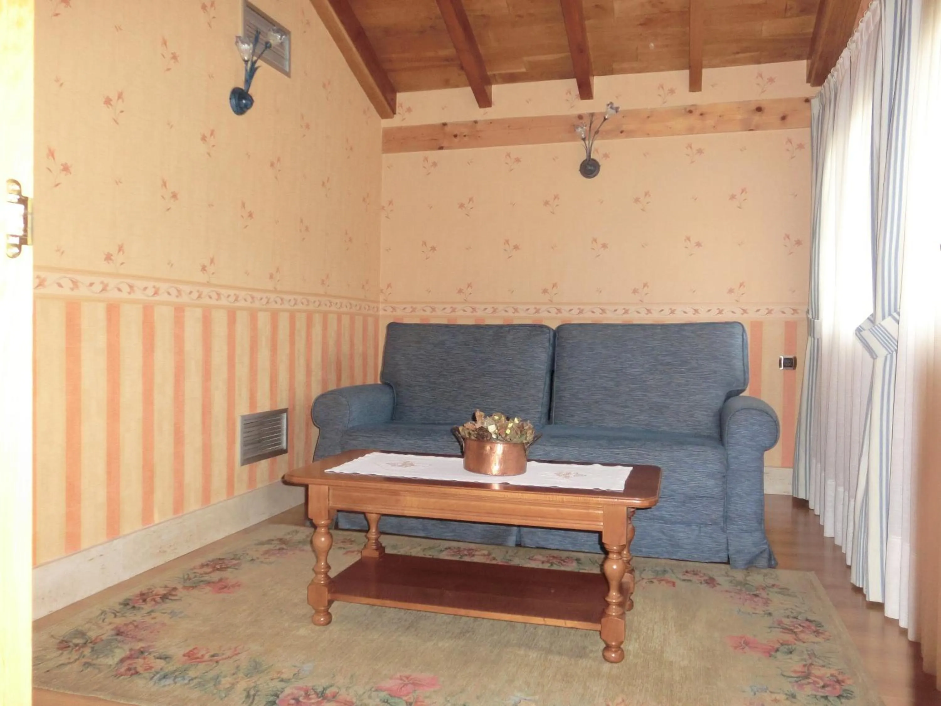 Living room in Hotel Las Ruedas