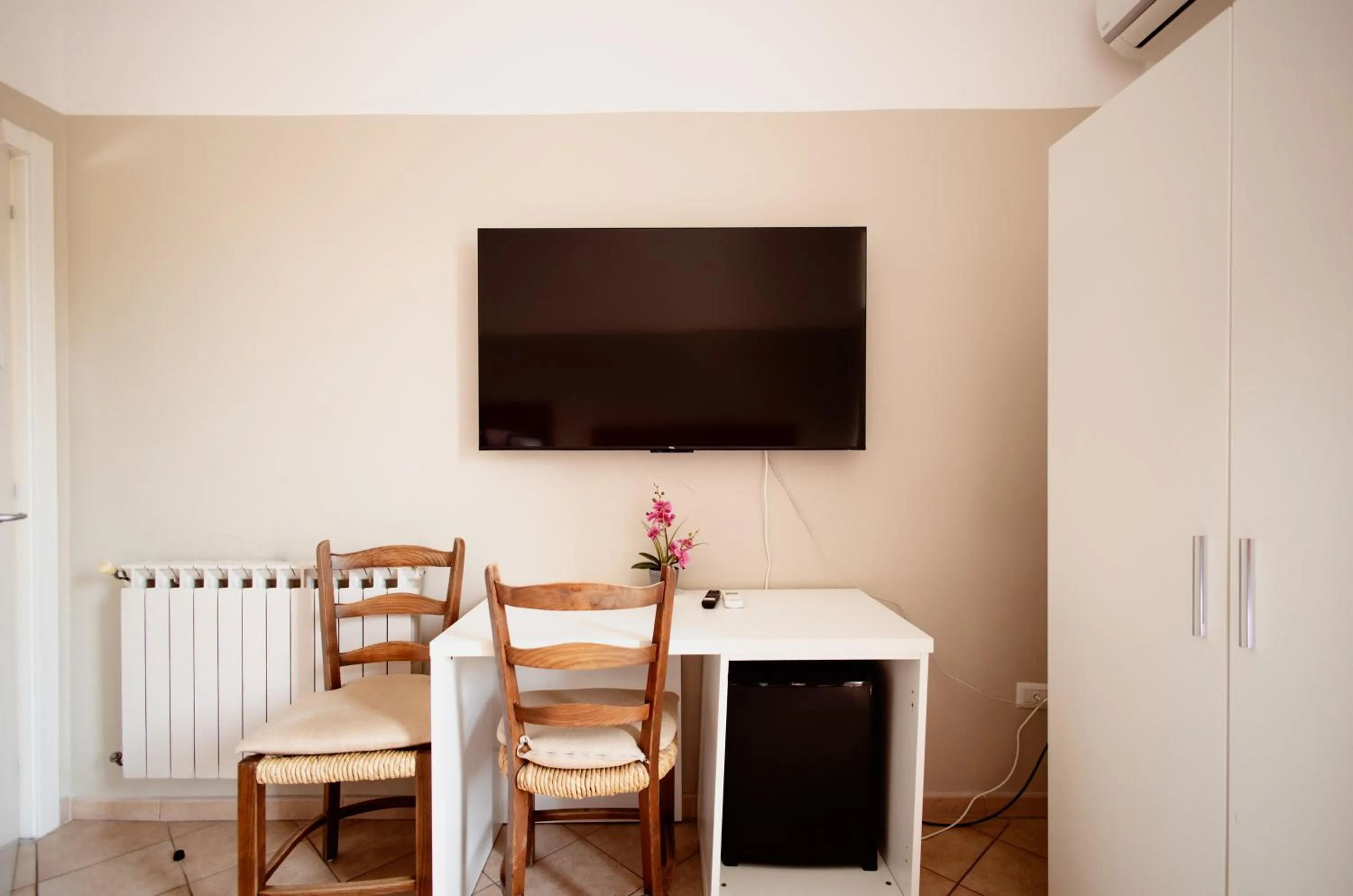 Communal lounge/ TV room in B&B Toscana