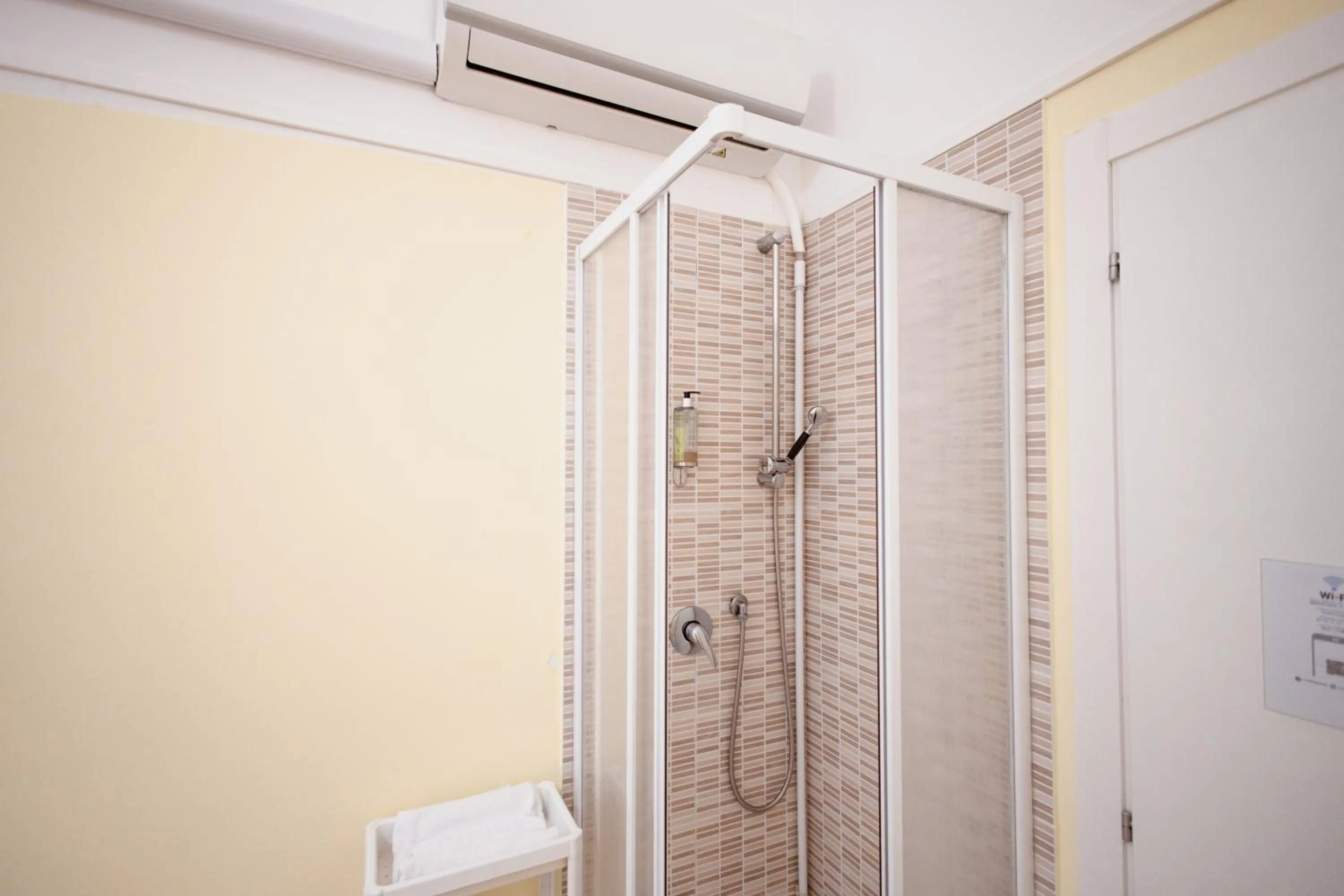 Shower in B&B Toscana