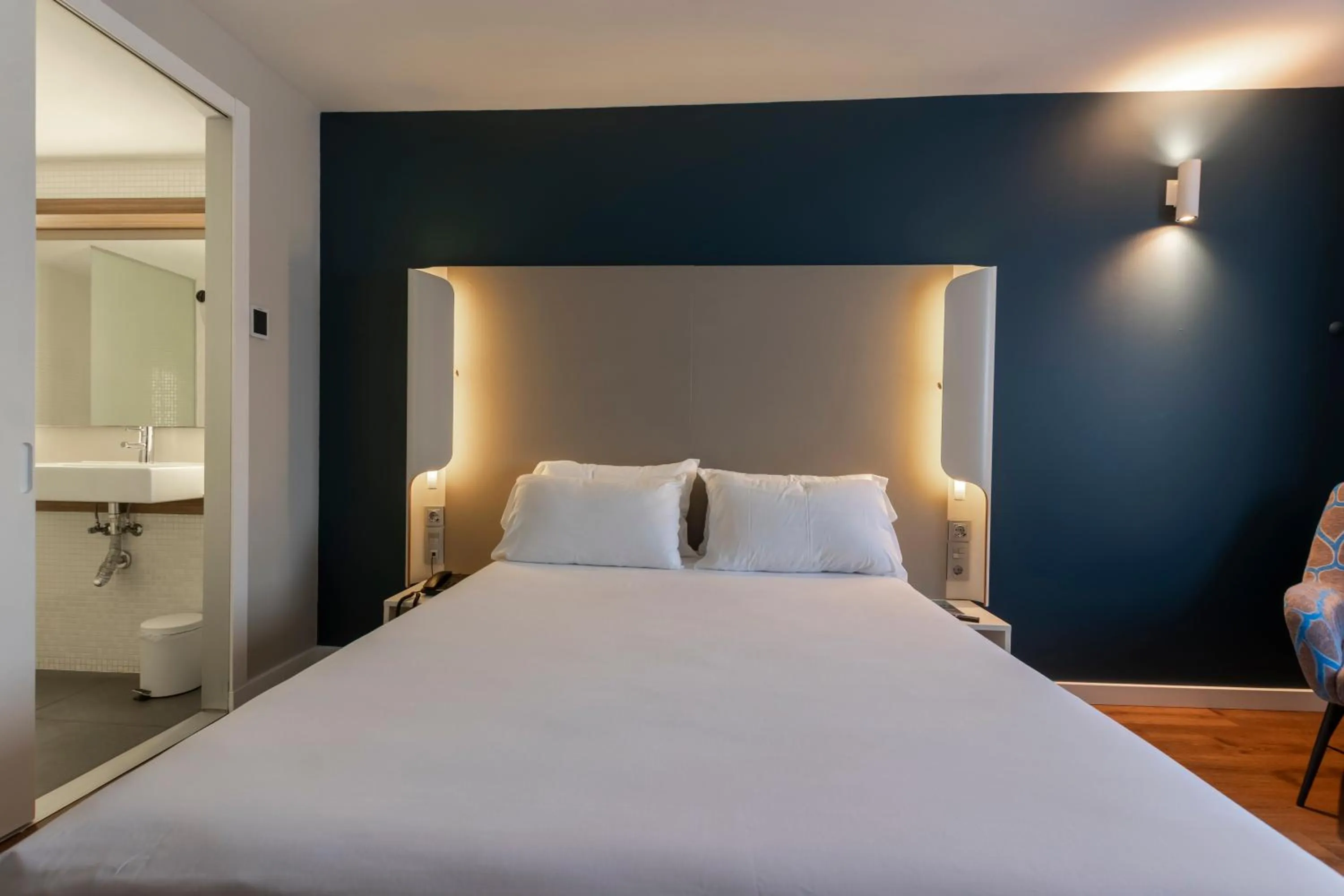 Bed in Travelodge Málaga Airport