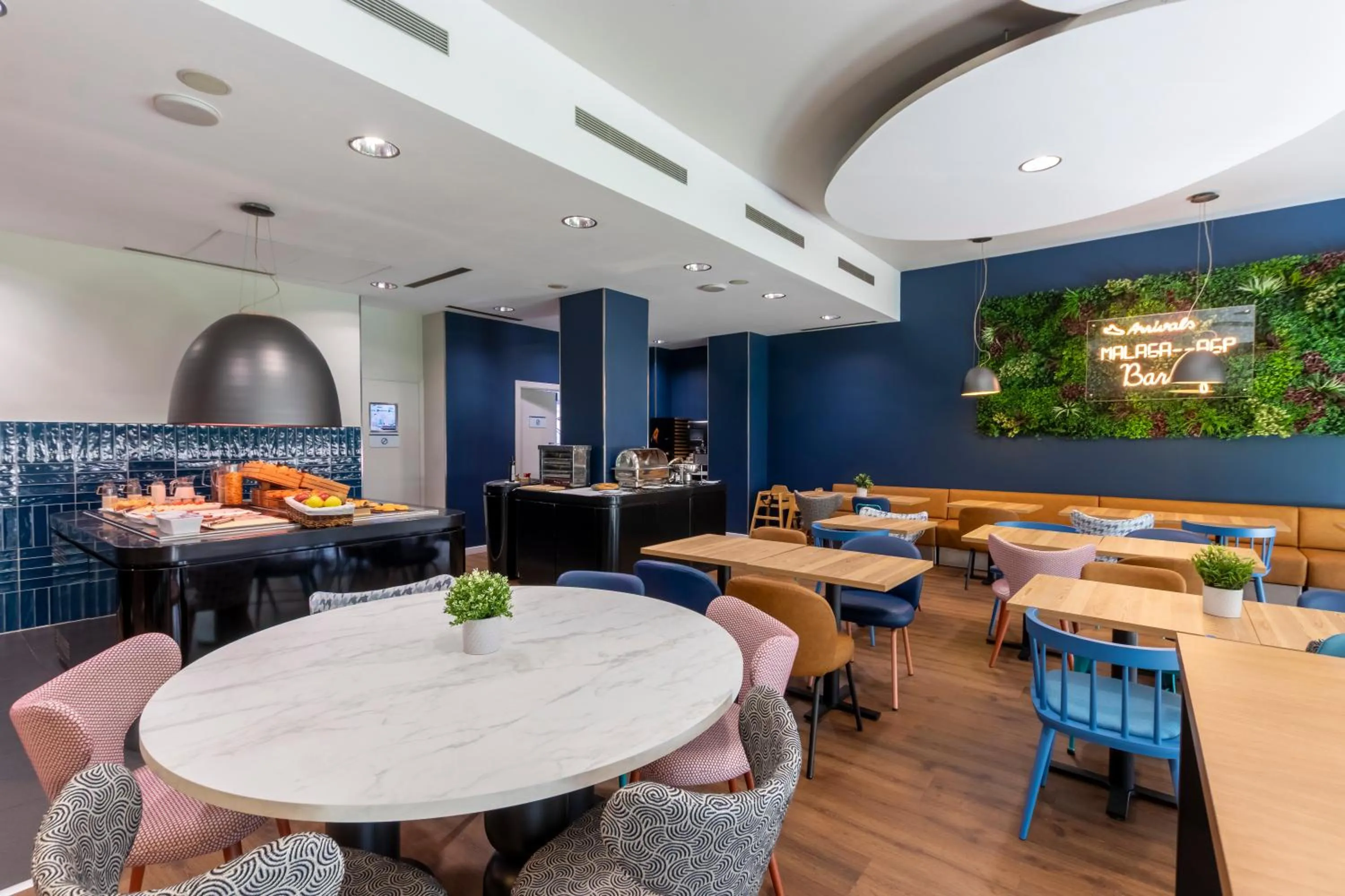 Restaurant/places to eat in Travelodge Málaga Airport