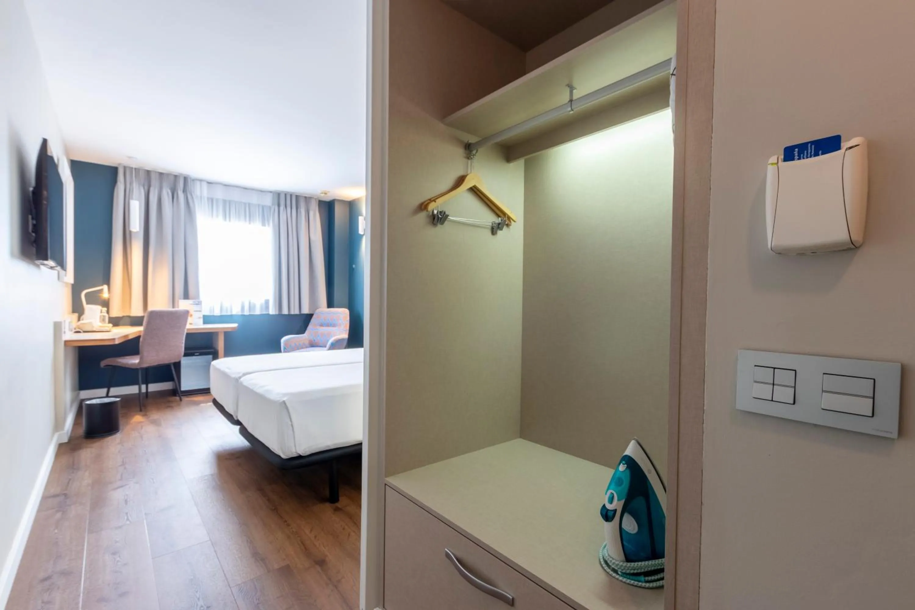 Bed in Travelodge Málaga Airport