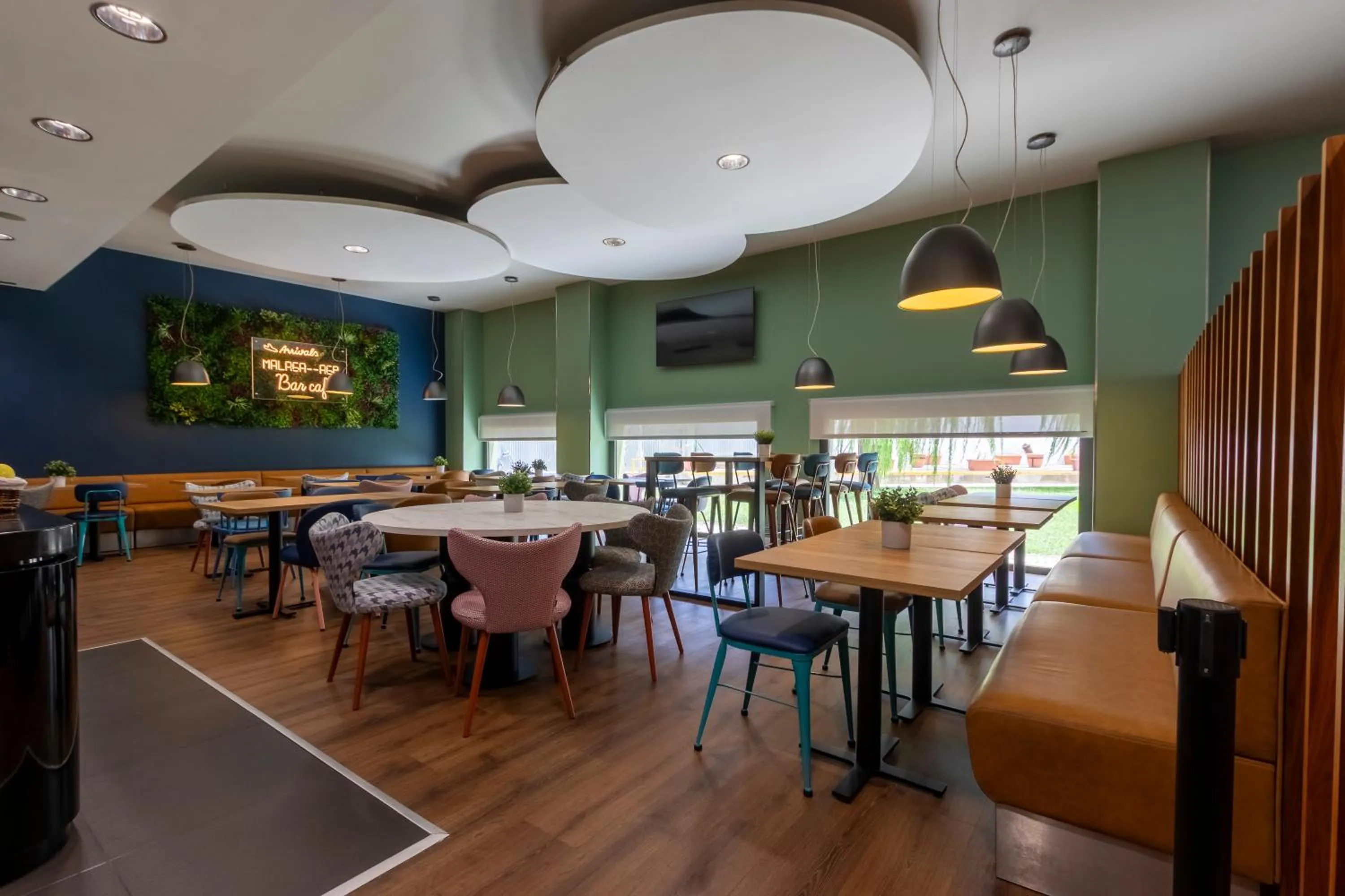 Restaurant/places to eat in Travelodge Málaga Airport