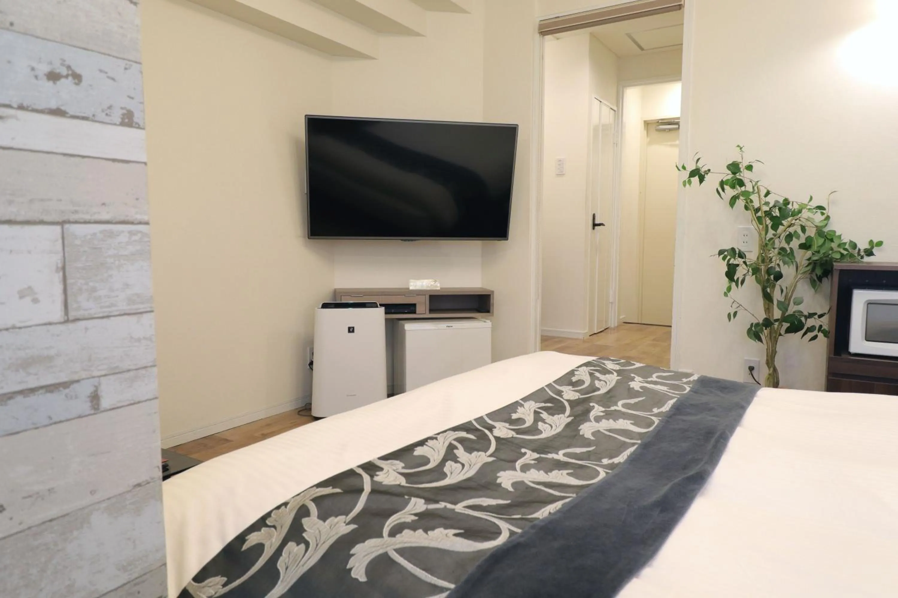 Photo of the whole room, Bed in 天然個室温泉 HOTEL Lafontaine 諏訪