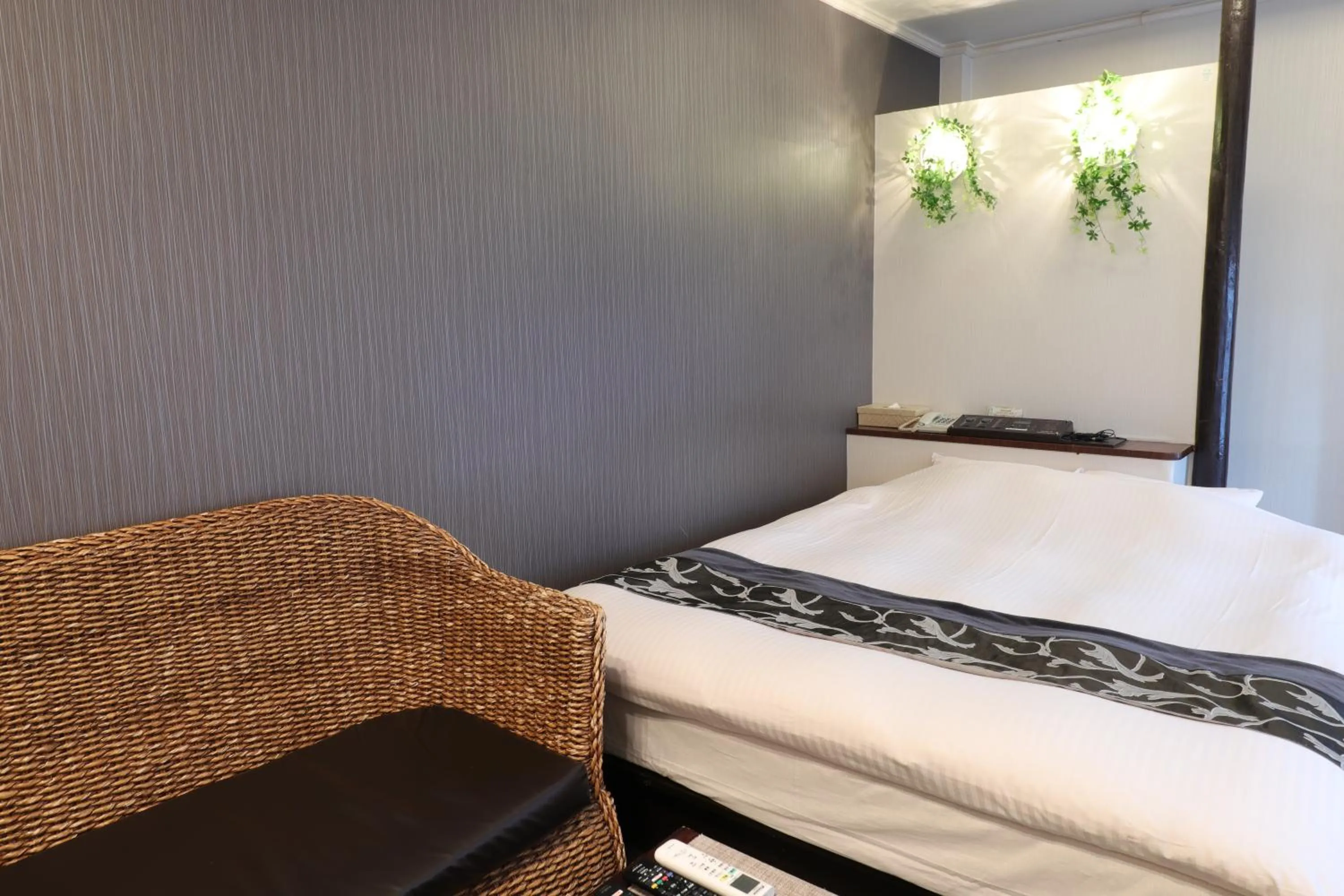 Bed in 天然個室温泉 HOTEL Lafontaine 諏訪