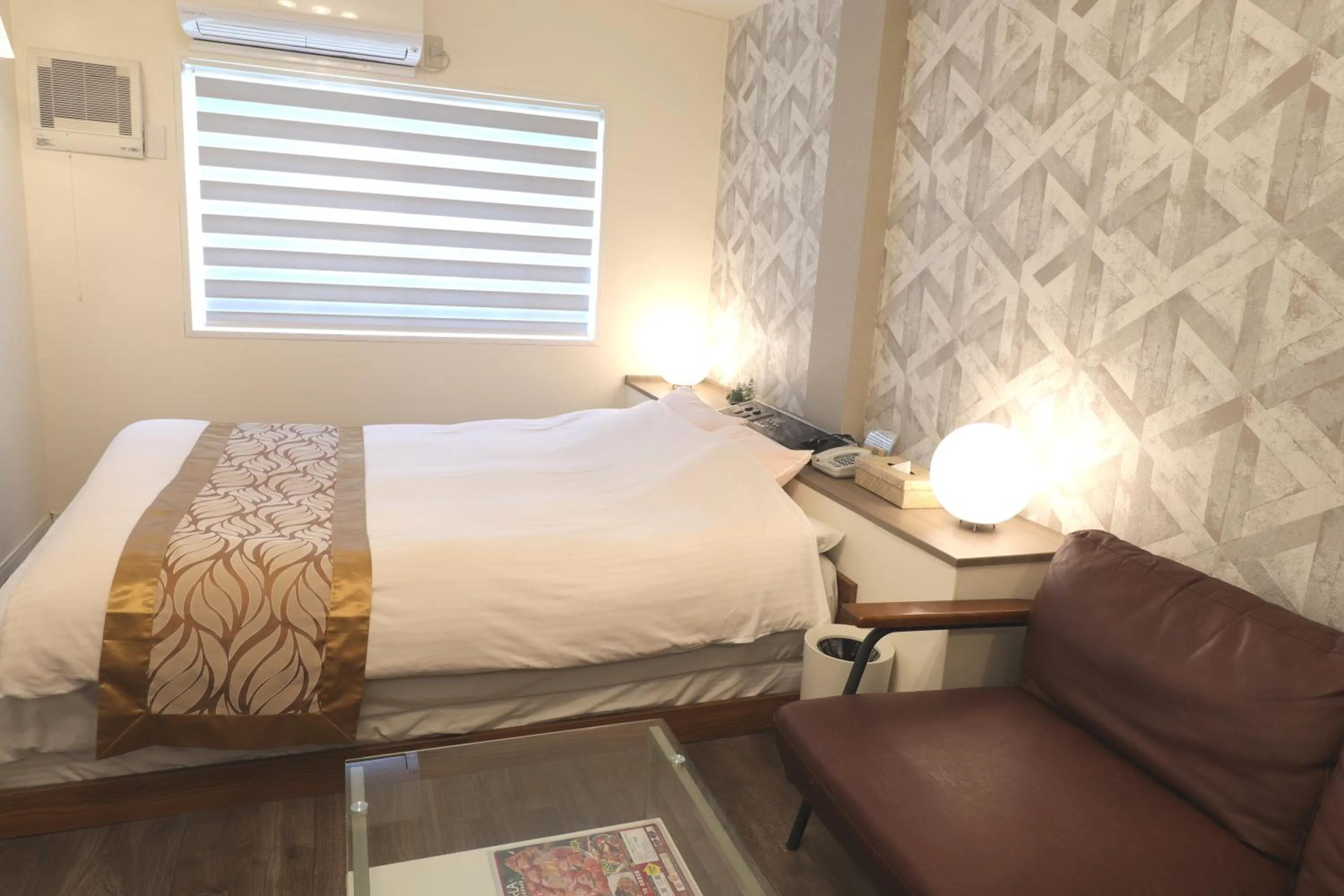 Bed in 天然個室温泉 HOTEL Lafontaine 諏訪