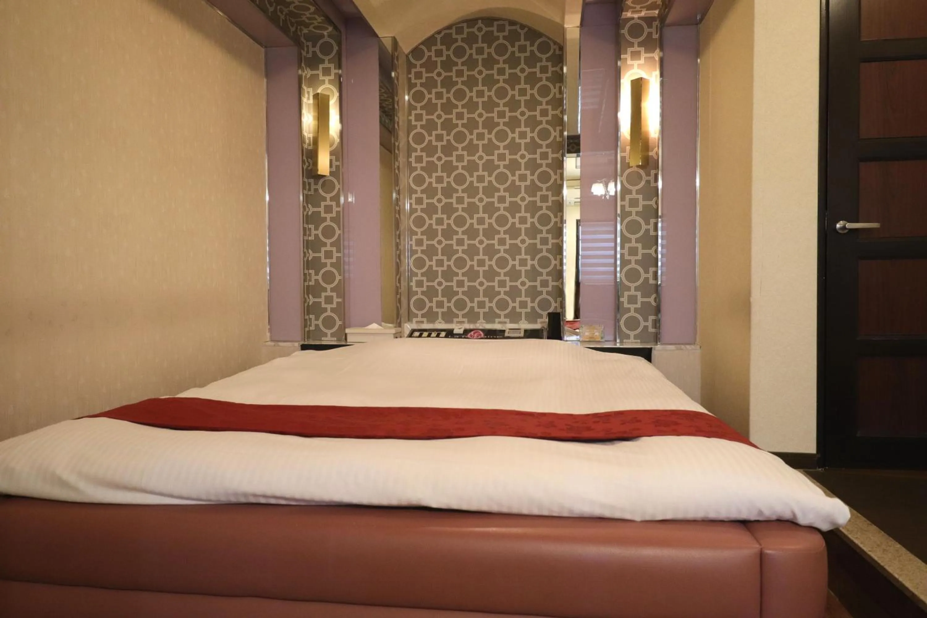 Photo of the whole room, Bed in 天然個室温泉 HOTEL Lafontaine 諏訪