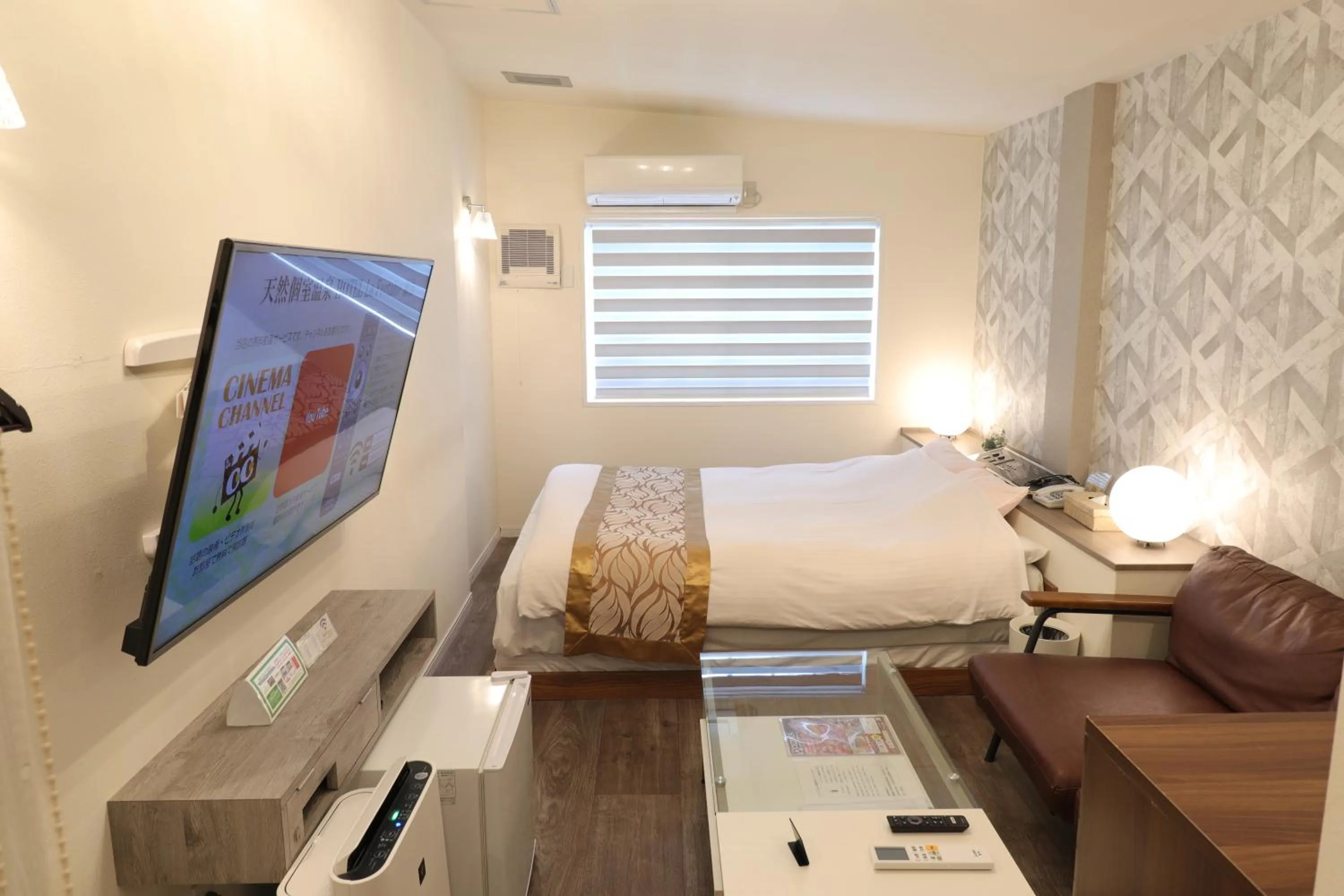 Bed in 天然個室温泉 HOTEL Lafontaine 諏訪