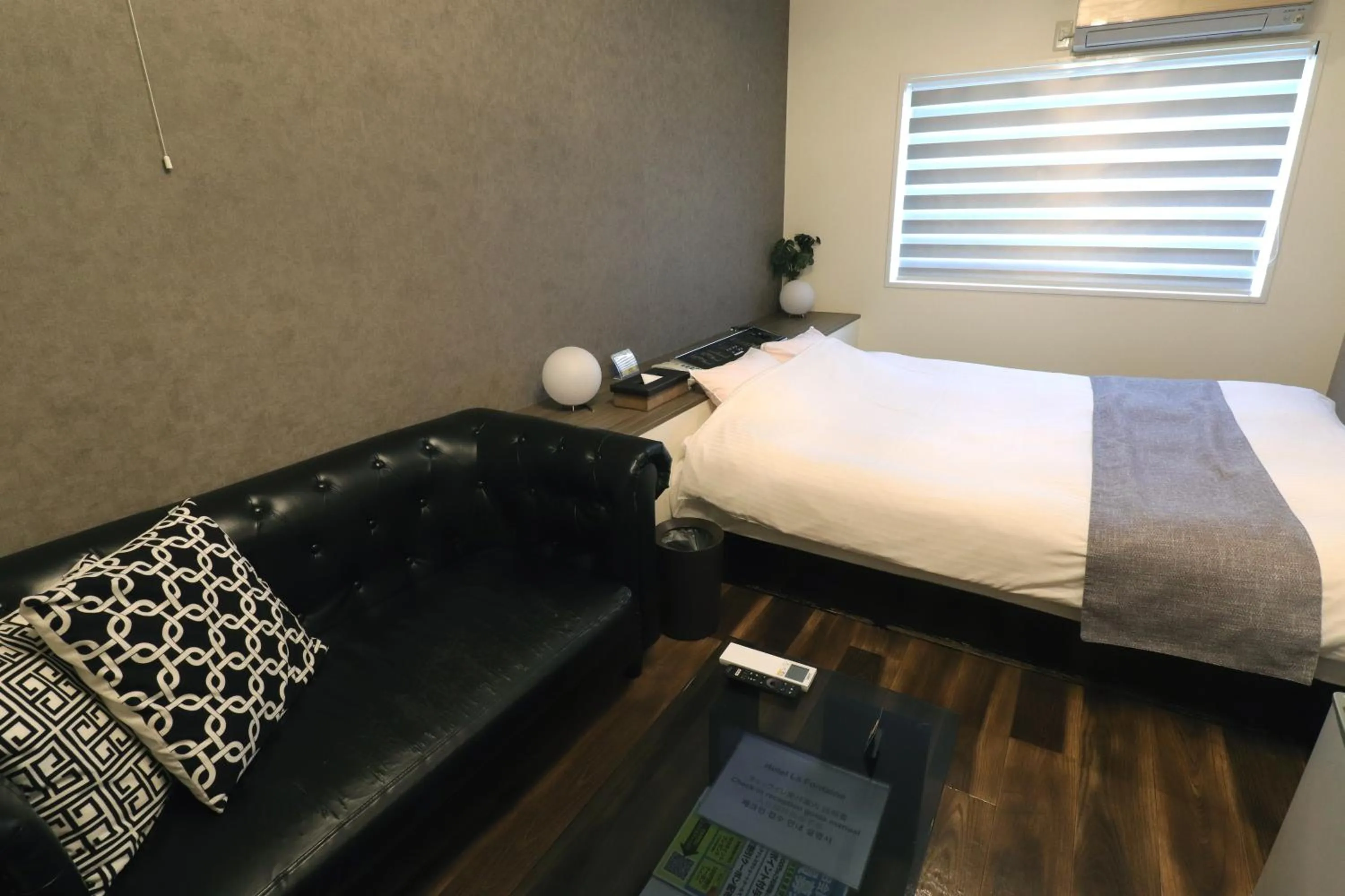 Photo of the whole room, Bed in 天然個室温泉 HOTEL Lafontaine 諏訪