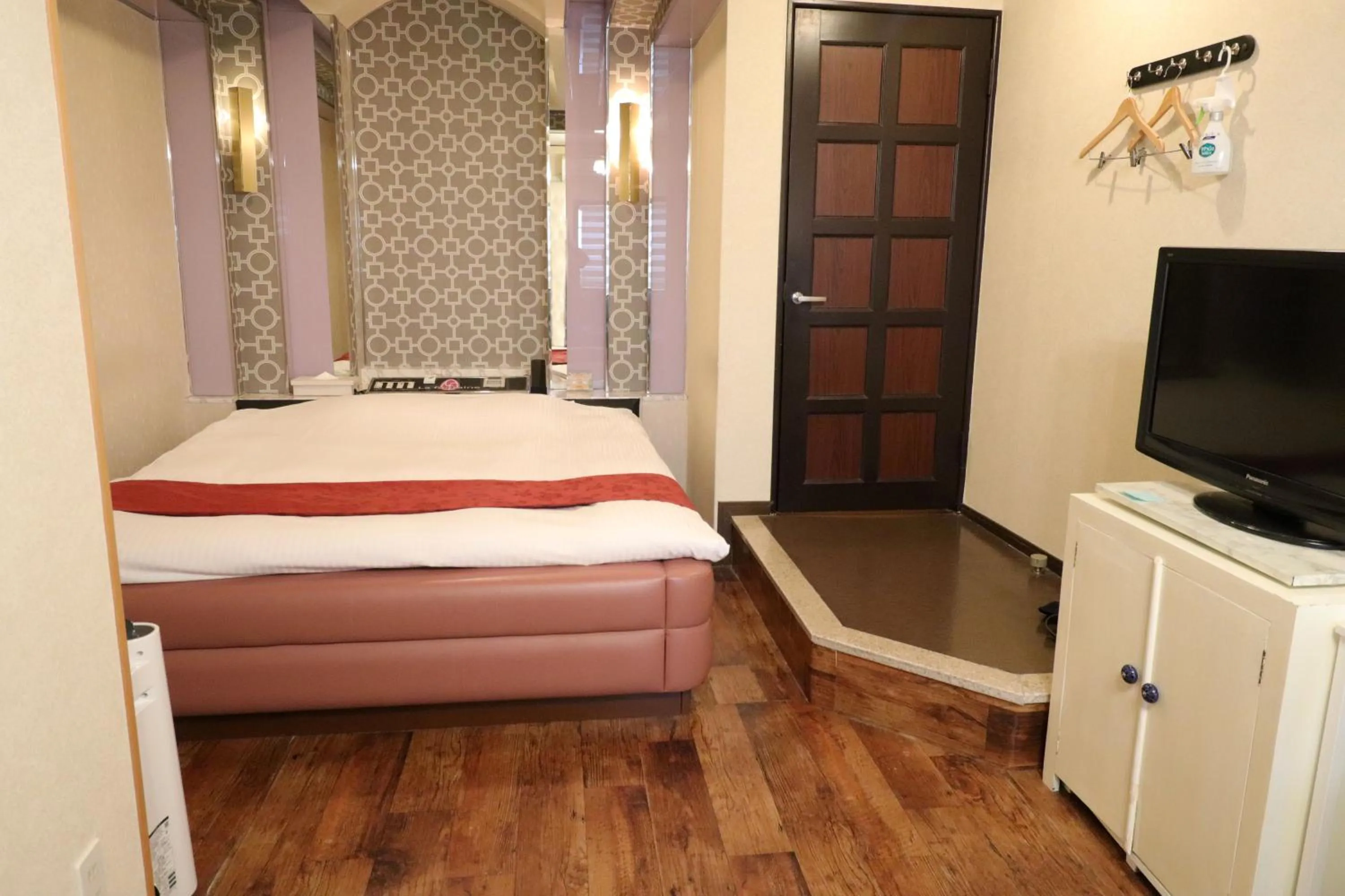 Photo of the whole room, Bed in 天然個室温泉 HOTEL Lafontaine 諏訪