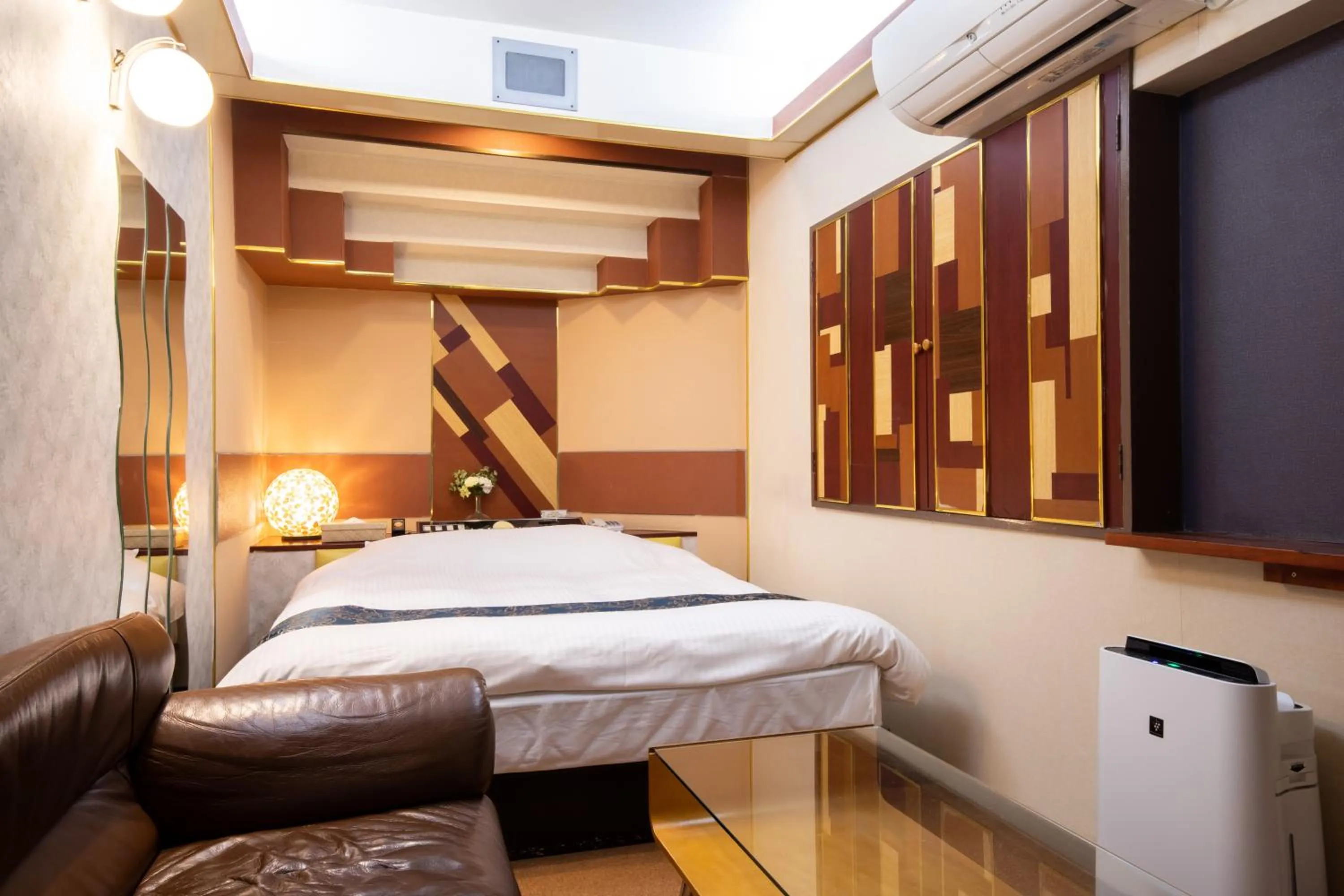 Photo of the whole room, Bed in 天然個室温泉 HOTEL Lafontaine 諏訪