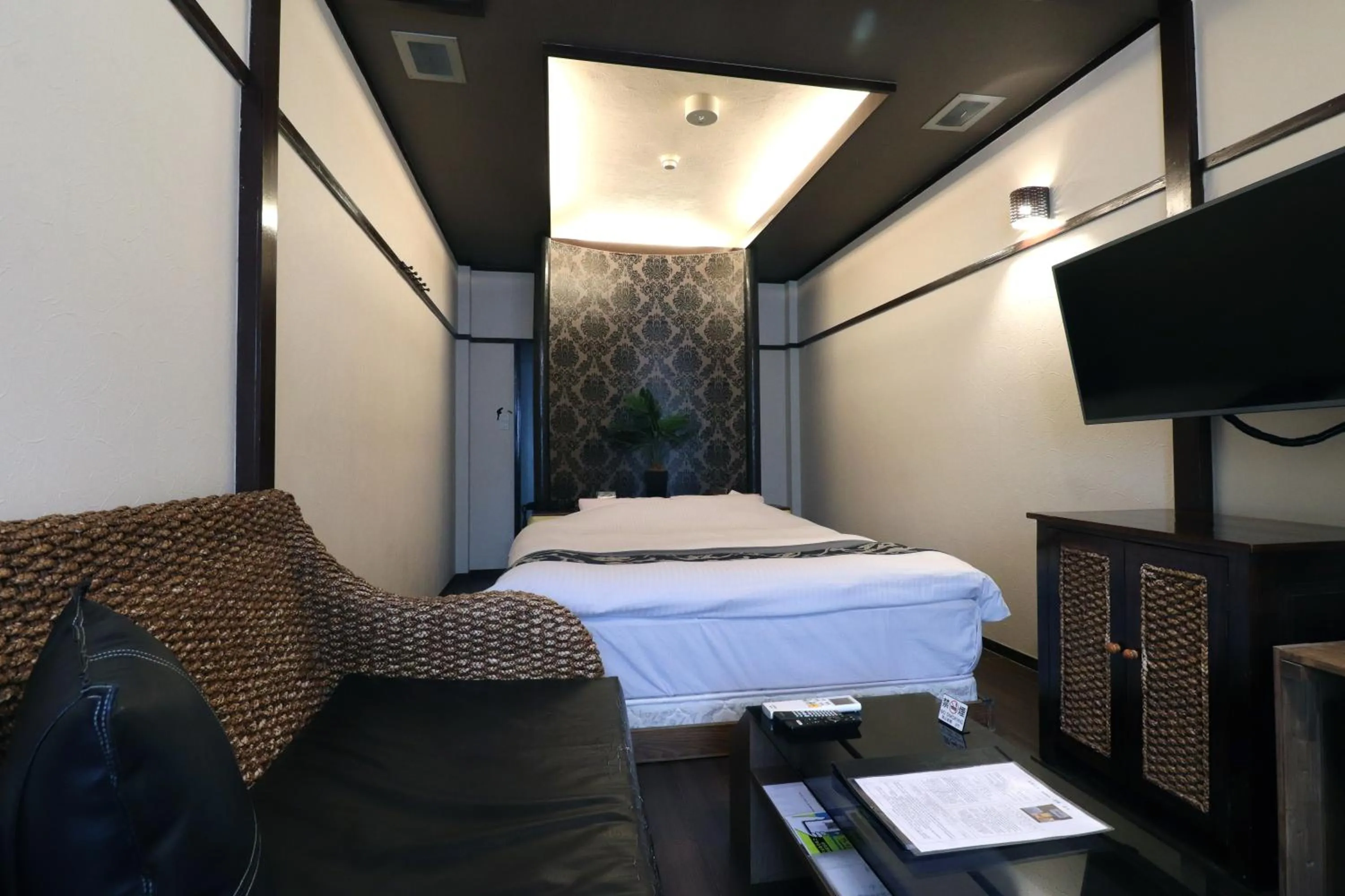 Photo of the whole room, Bed in 天然個室温泉 HOTEL Lafontaine 諏訪