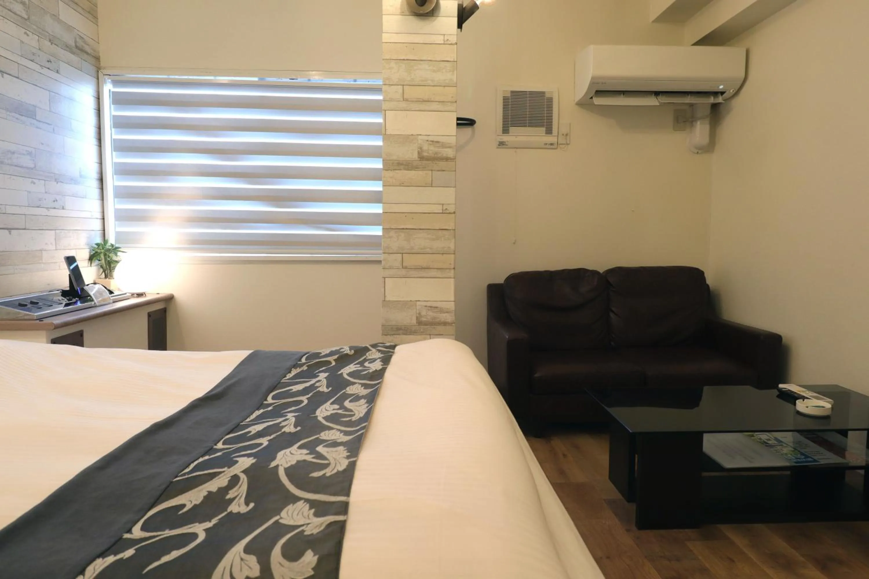 Photo of the whole room, Bed in 天然個室温泉 HOTEL Lafontaine 諏訪