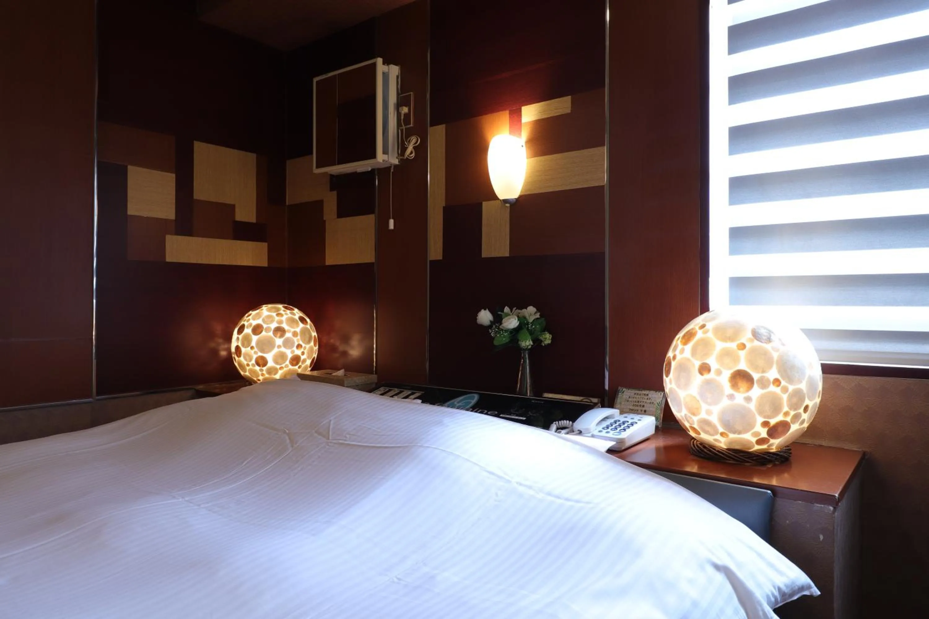 Bed in 天然個室温泉 HOTEL Lafontaine 諏訪