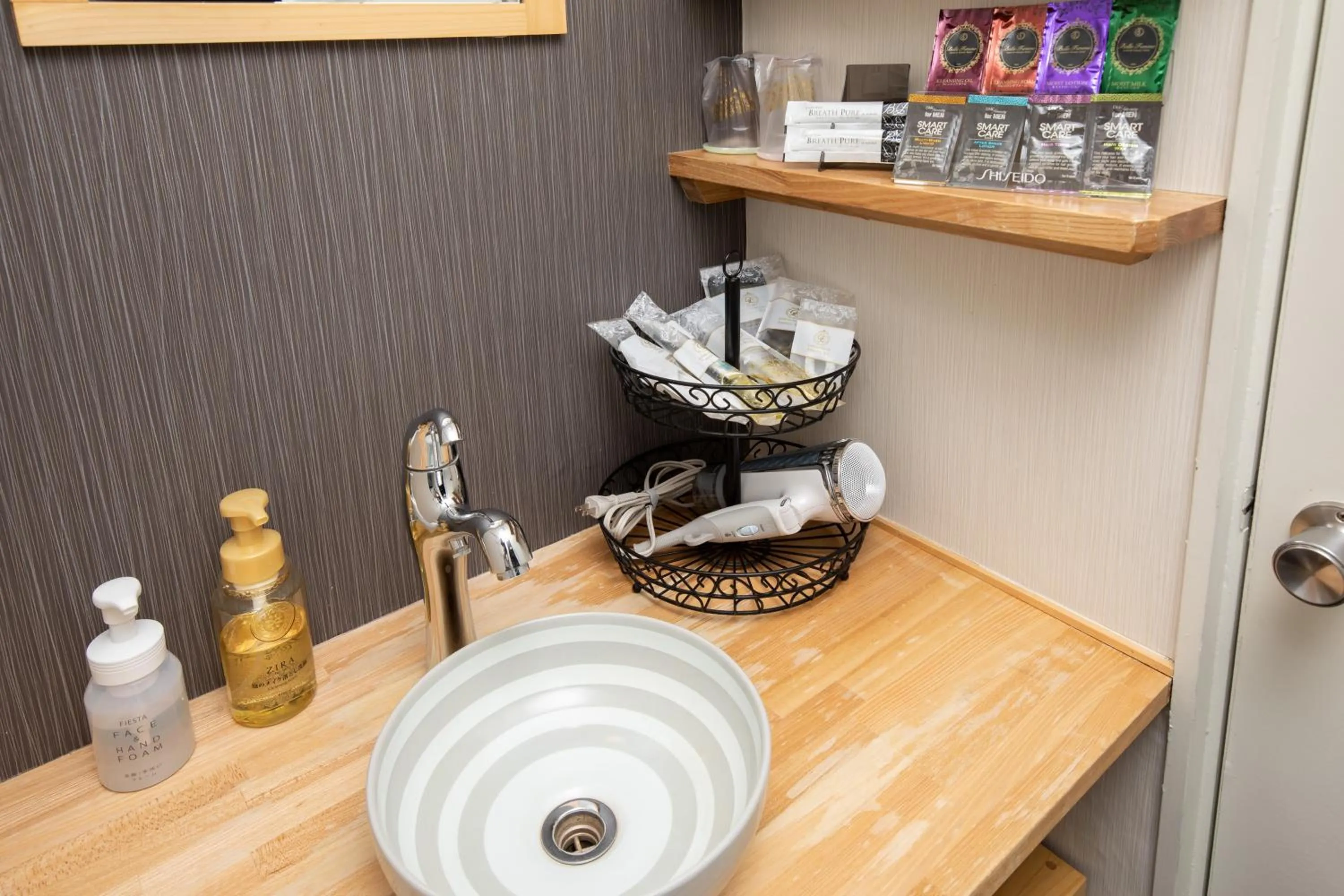 Bathroom in 天然個室温泉 HOTEL Lafontaine 諏訪