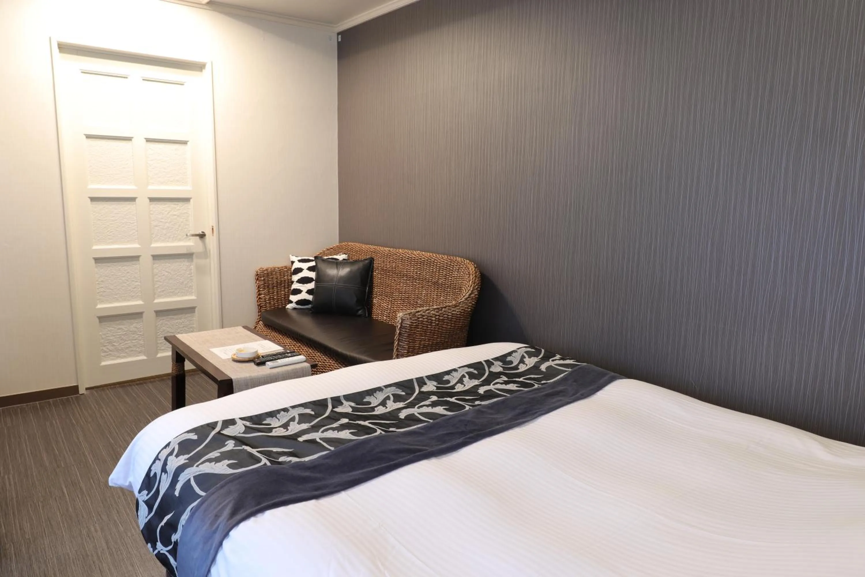 Photo of the whole room, Bed in 天然個室温泉 HOTEL Lafontaine 諏訪