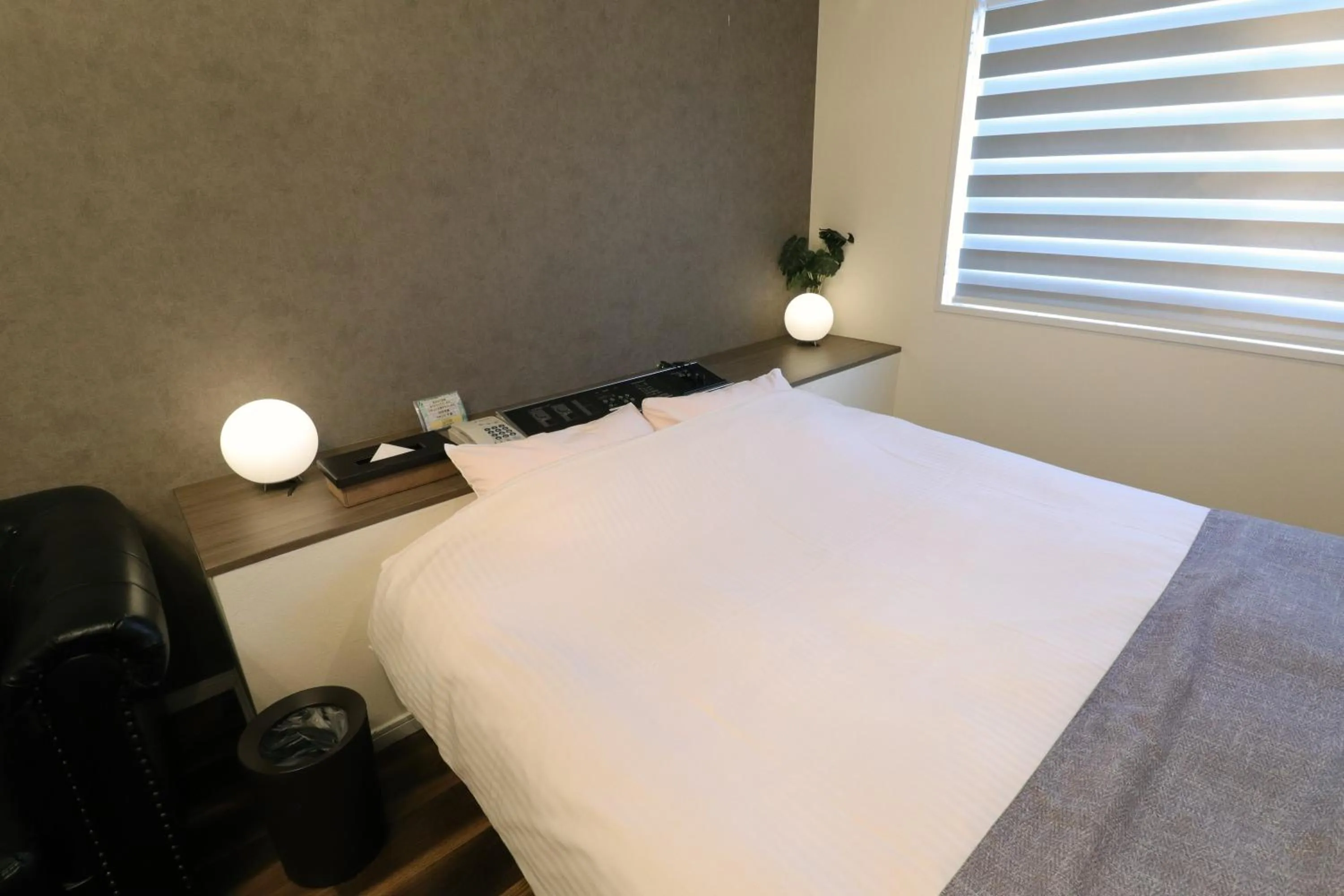 Bed in 天然個室温泉 HOTEL Lafontaine 諏訪