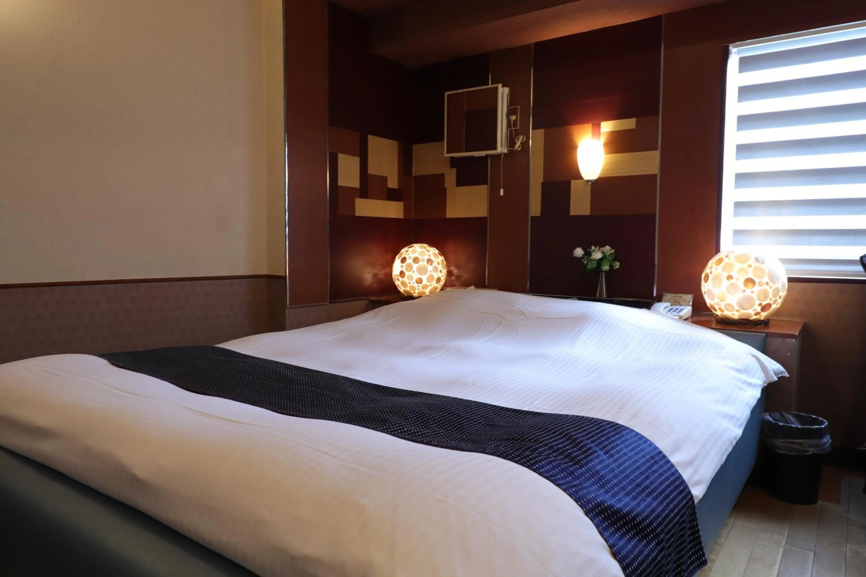 Bed in 天然個室温泉 HOTEL Lafontaine 諏訪