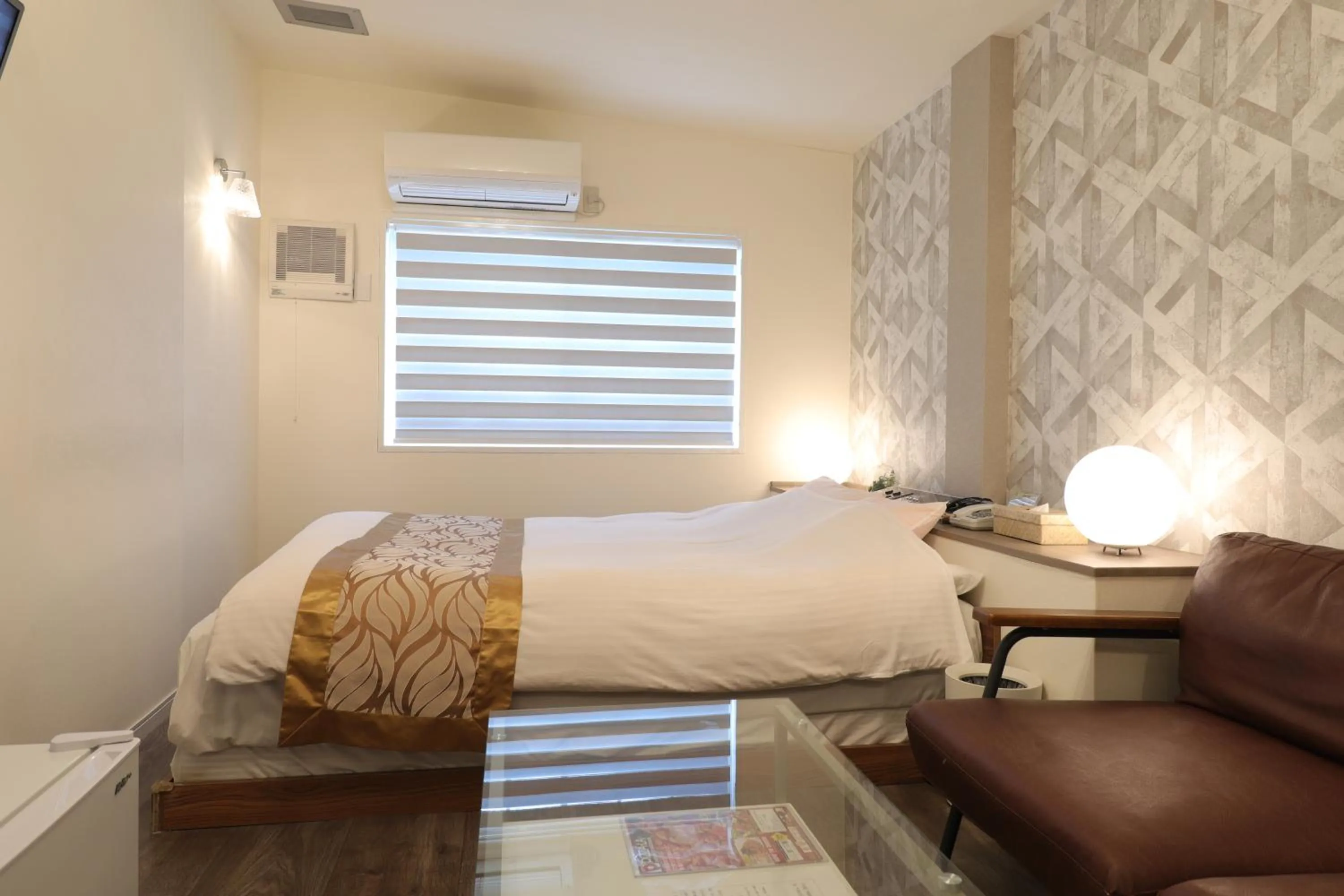 Bed in 天然個室温泉 HOTEL Lafontaine 諏訪