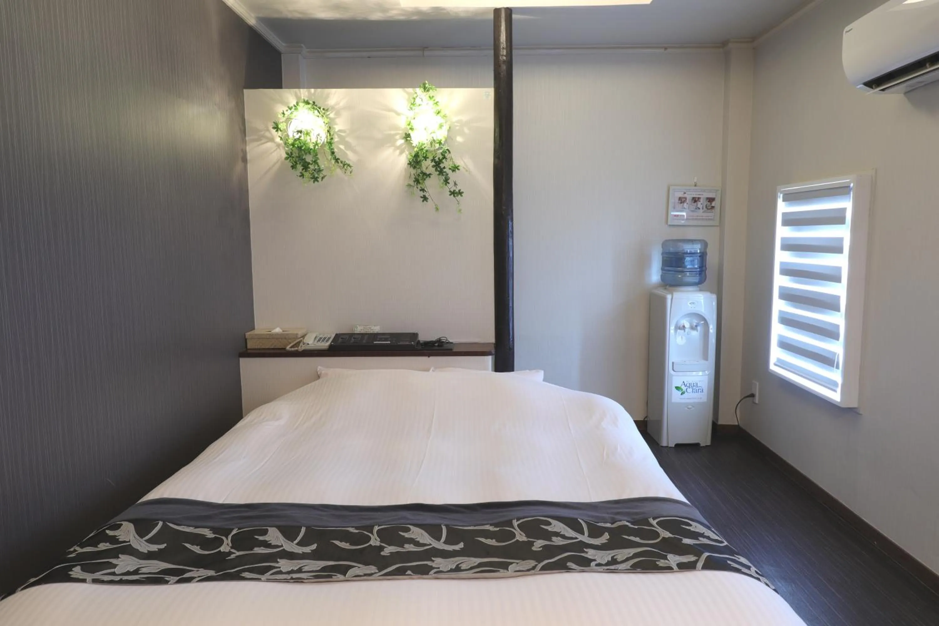 Bed in 天然個室温泉 HOTEL Lafontaine 諏訪