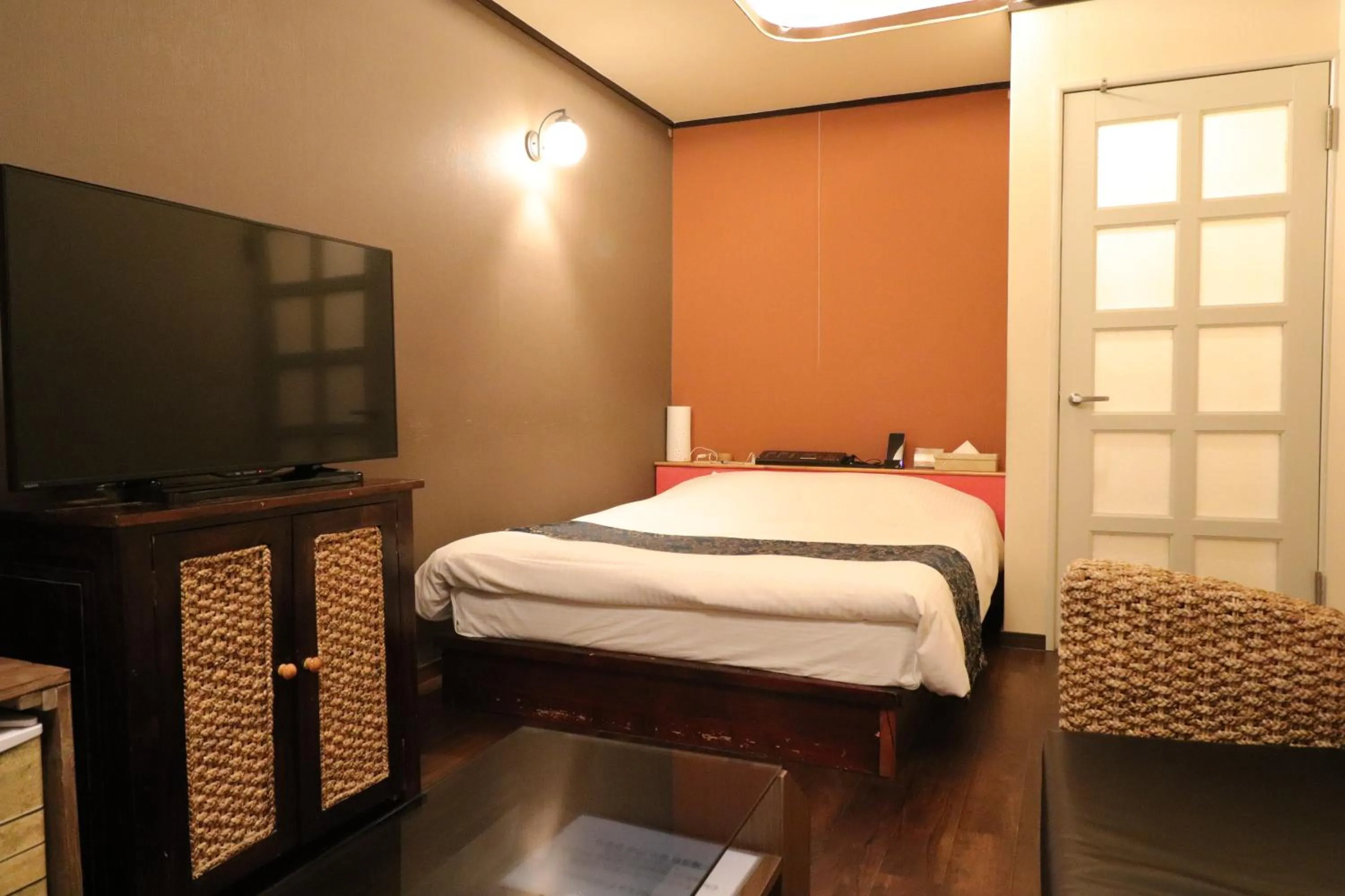 Photo of the whole room, Bed in 天然個室温泉 HOTEL Lafontaine 諏訪