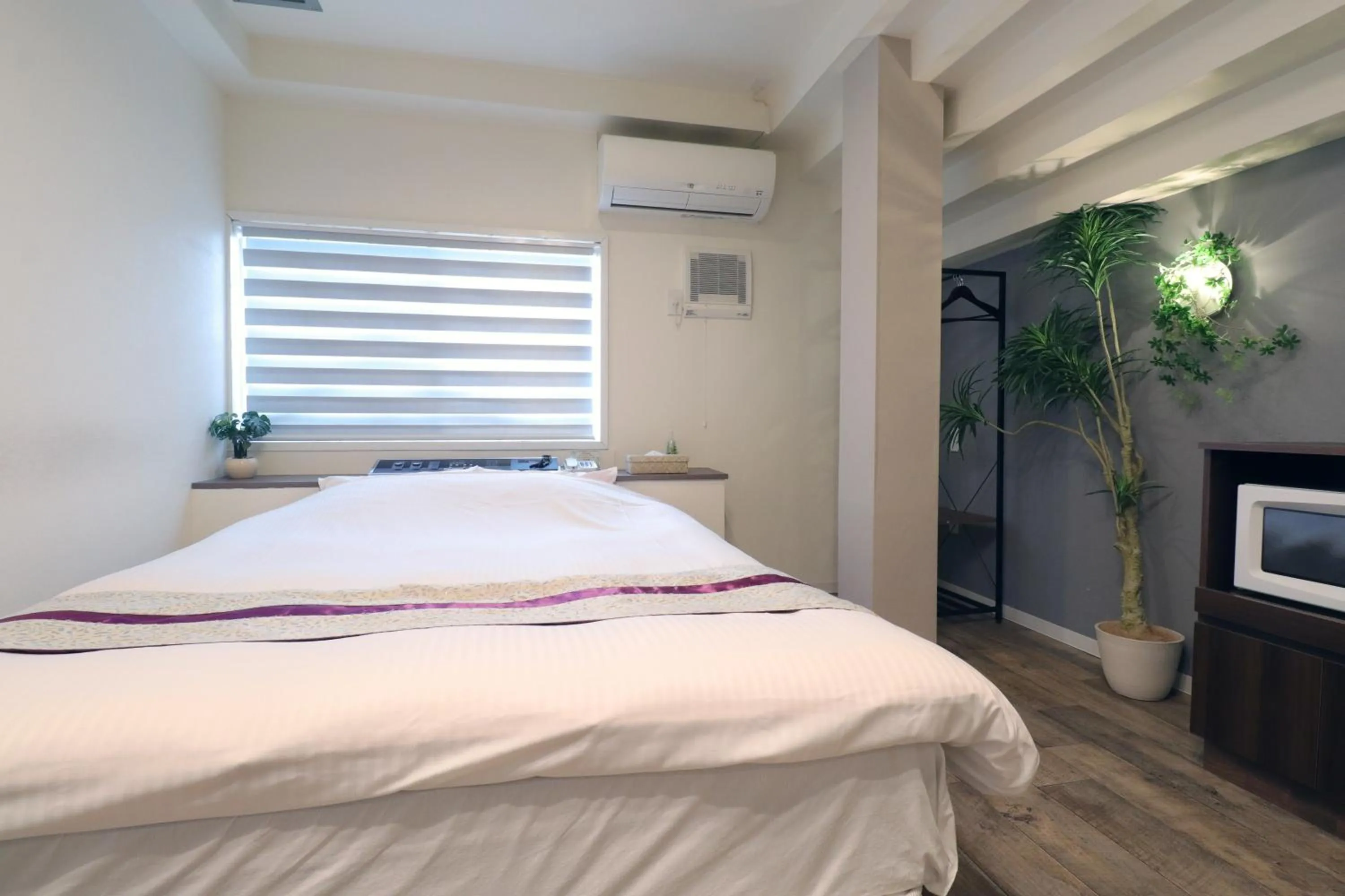 Photo of the whole room, Bed in 天然個室温泉 HOTEL Lafontaine 諏訪