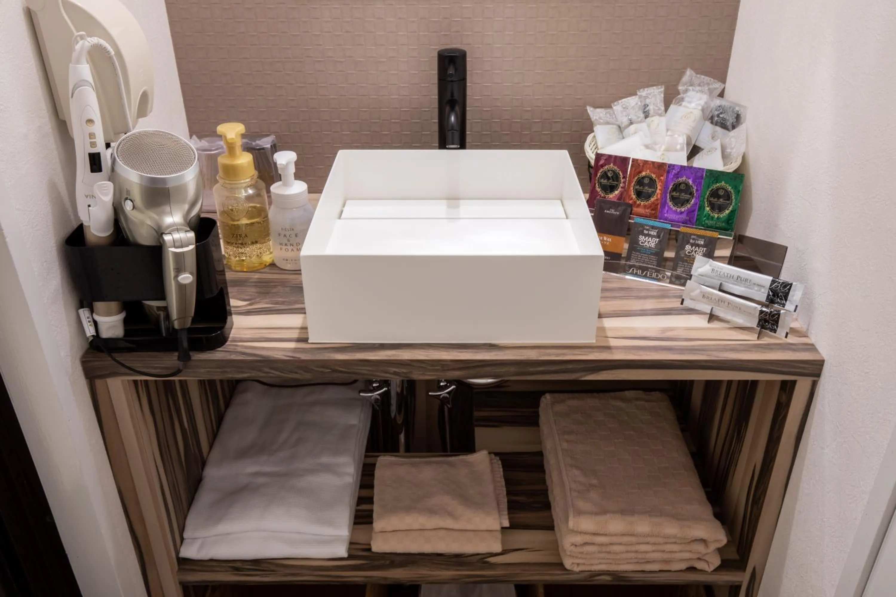 Bathroom in 天然個室温泉 HOTEL Lafontaine 諏訪