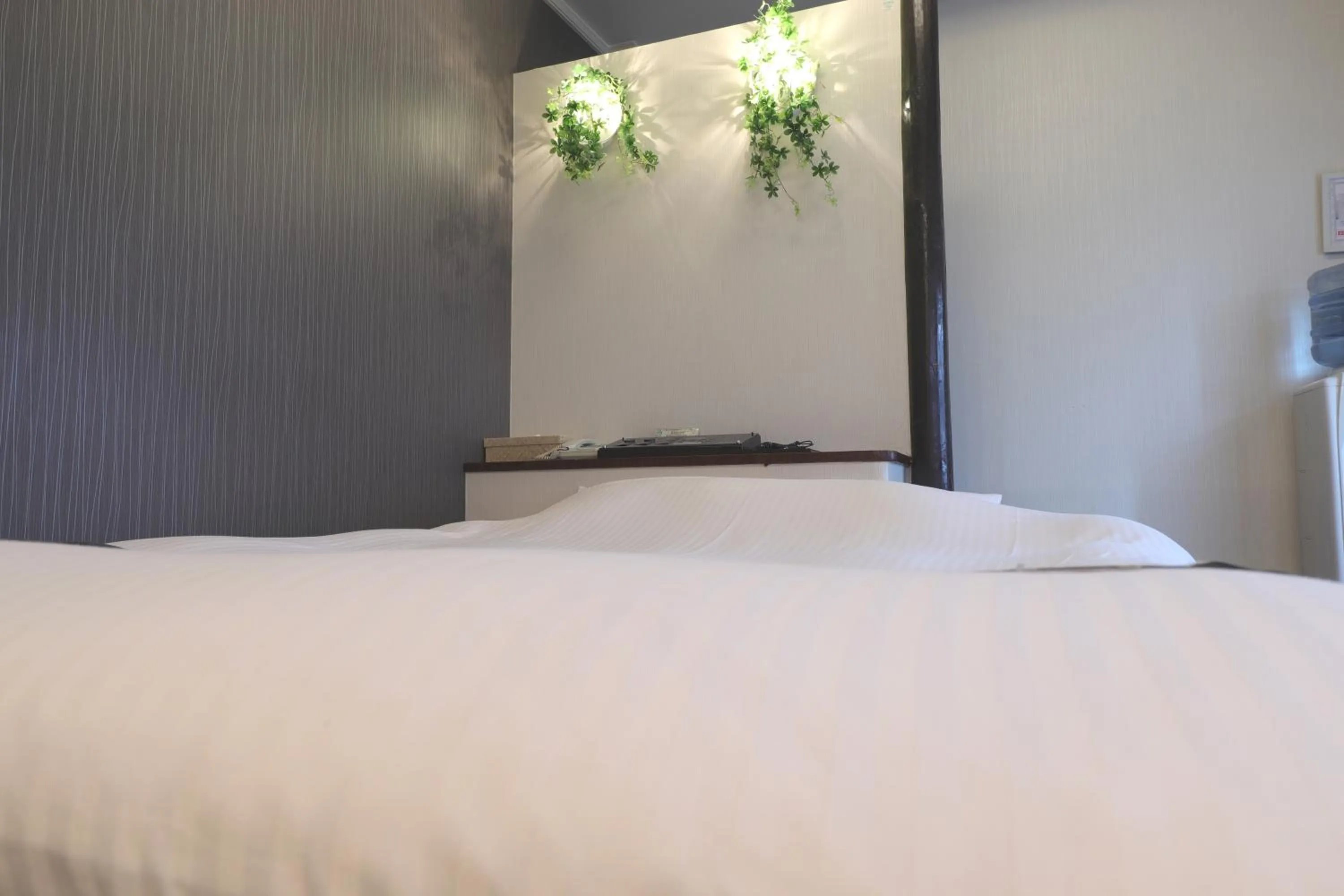 Bed in 天然個室温泉 HOTEL Lafontaine 諏訪