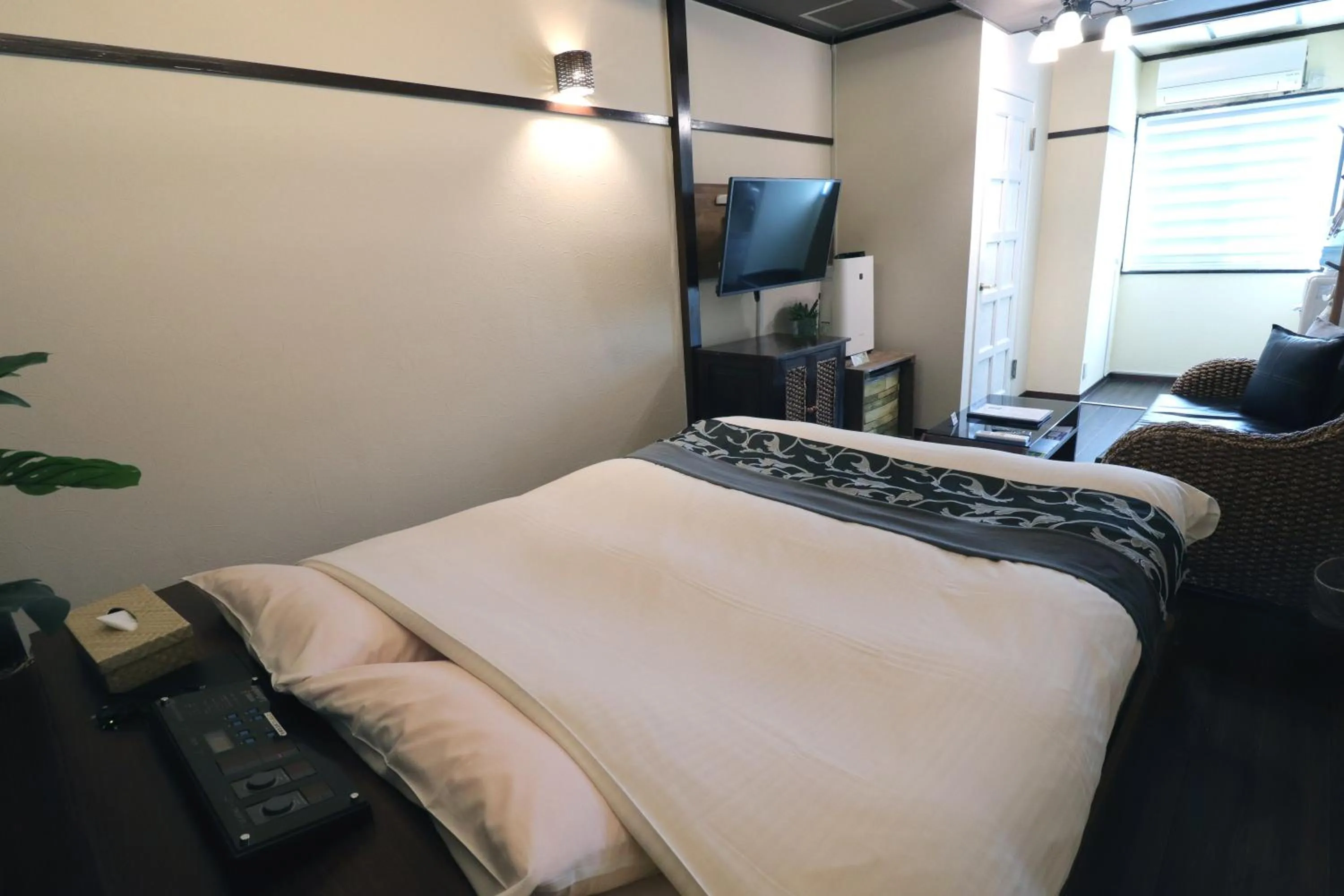Photo of the whole room, Bed in 天然個室温泉 HOTEL Lafontaine 諏訪