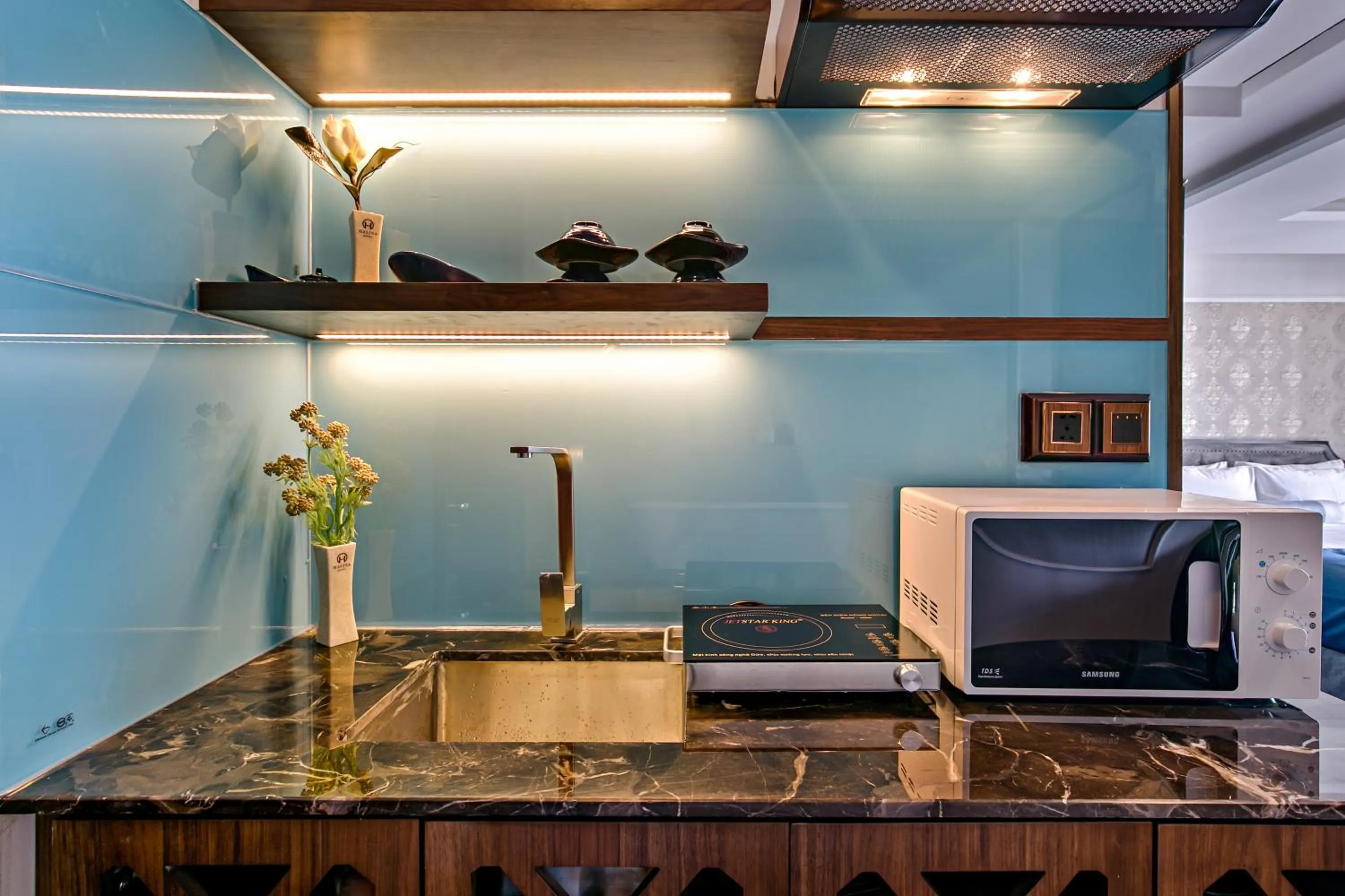 Restaurant/places to eat in Halina Hotel and Apartment