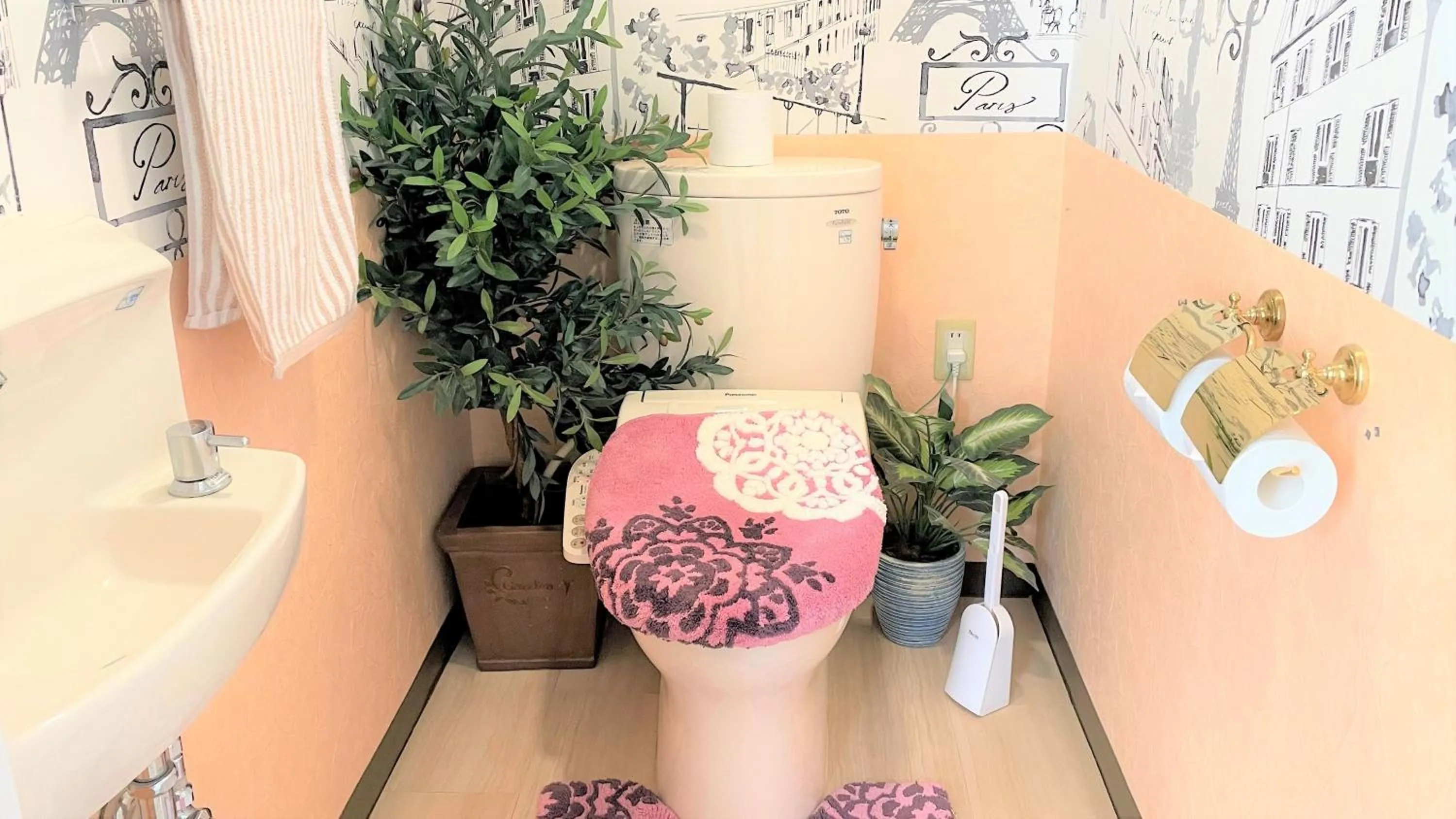 Toilet in Rose Terrace Bise