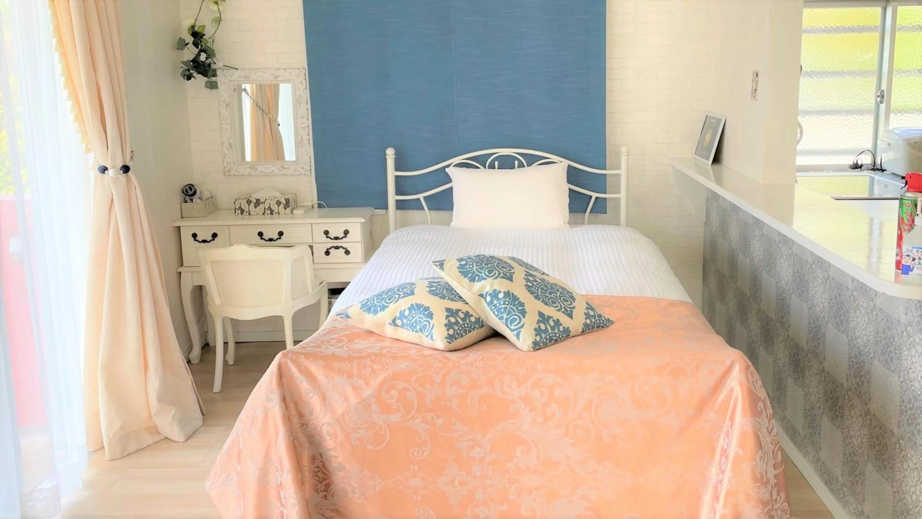 Bed in Rose Terrace Bise