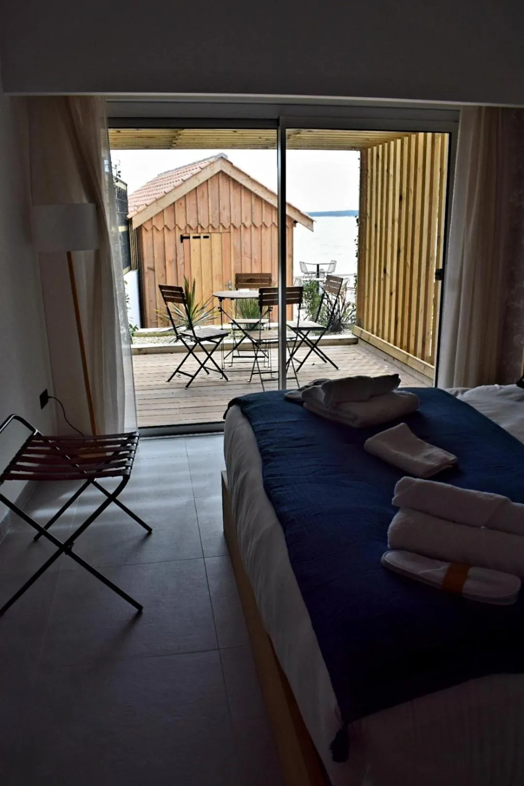 Property building, Bed in Hôtel L'Albatros