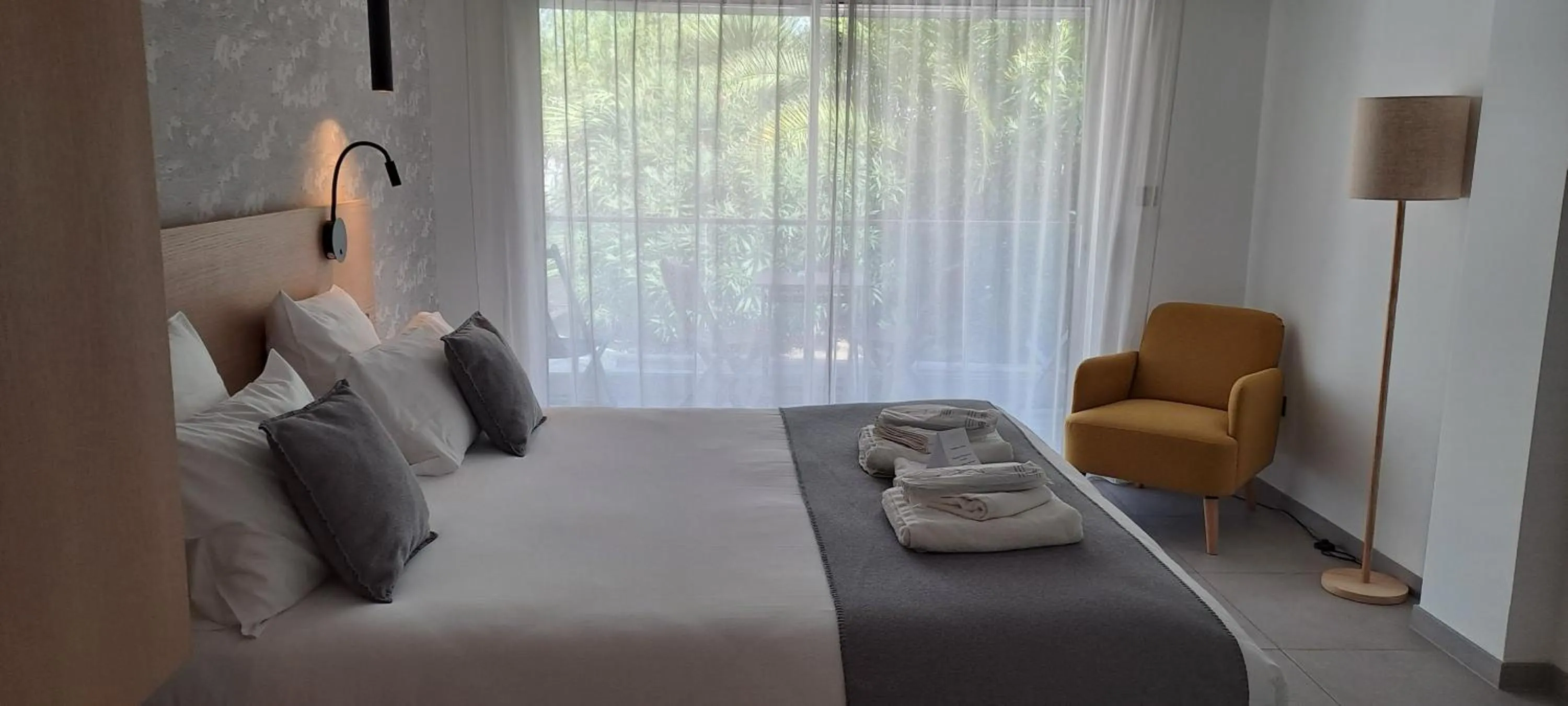 Property building, Bed in Hôtel L'Albatros