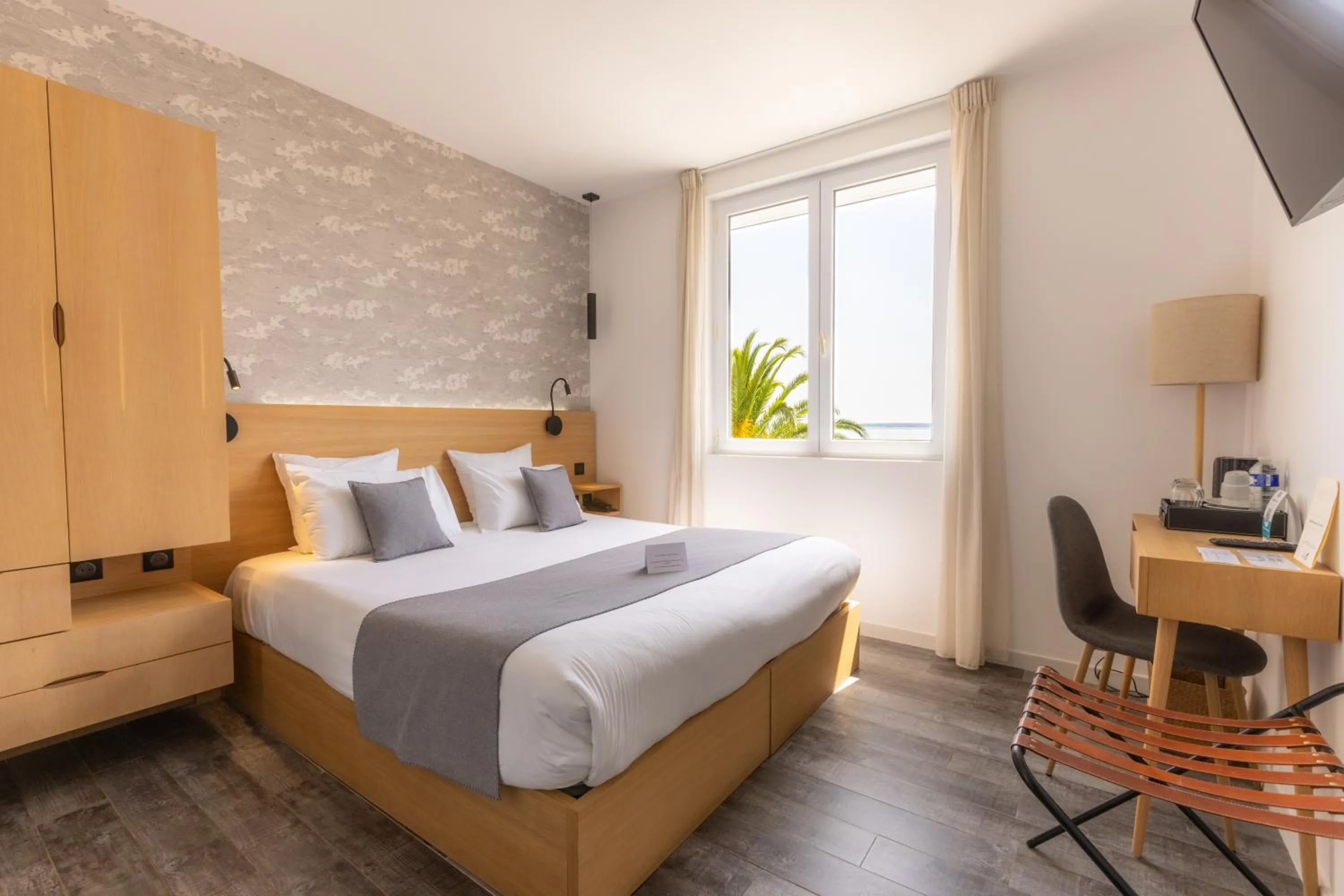 Property building, Bed in Hôtel L'Albatros