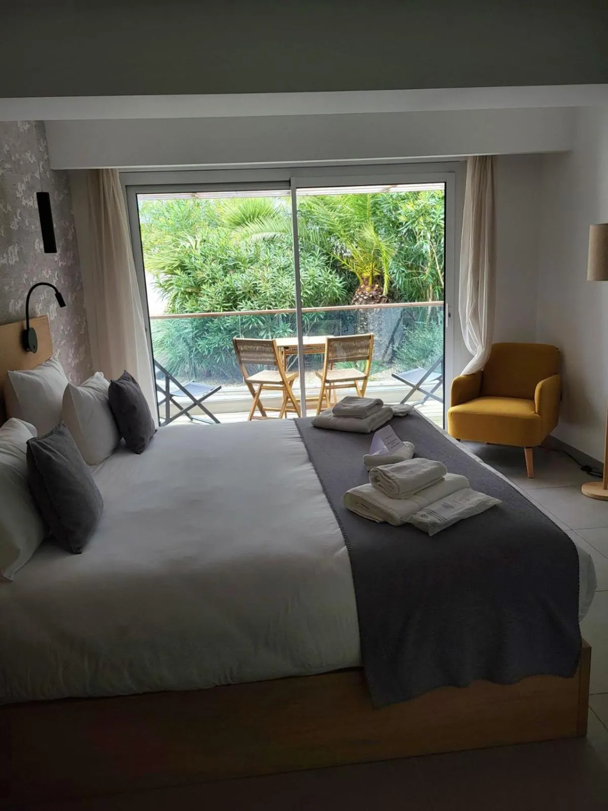 Patio, Bed in Hôtel L'Albatros
