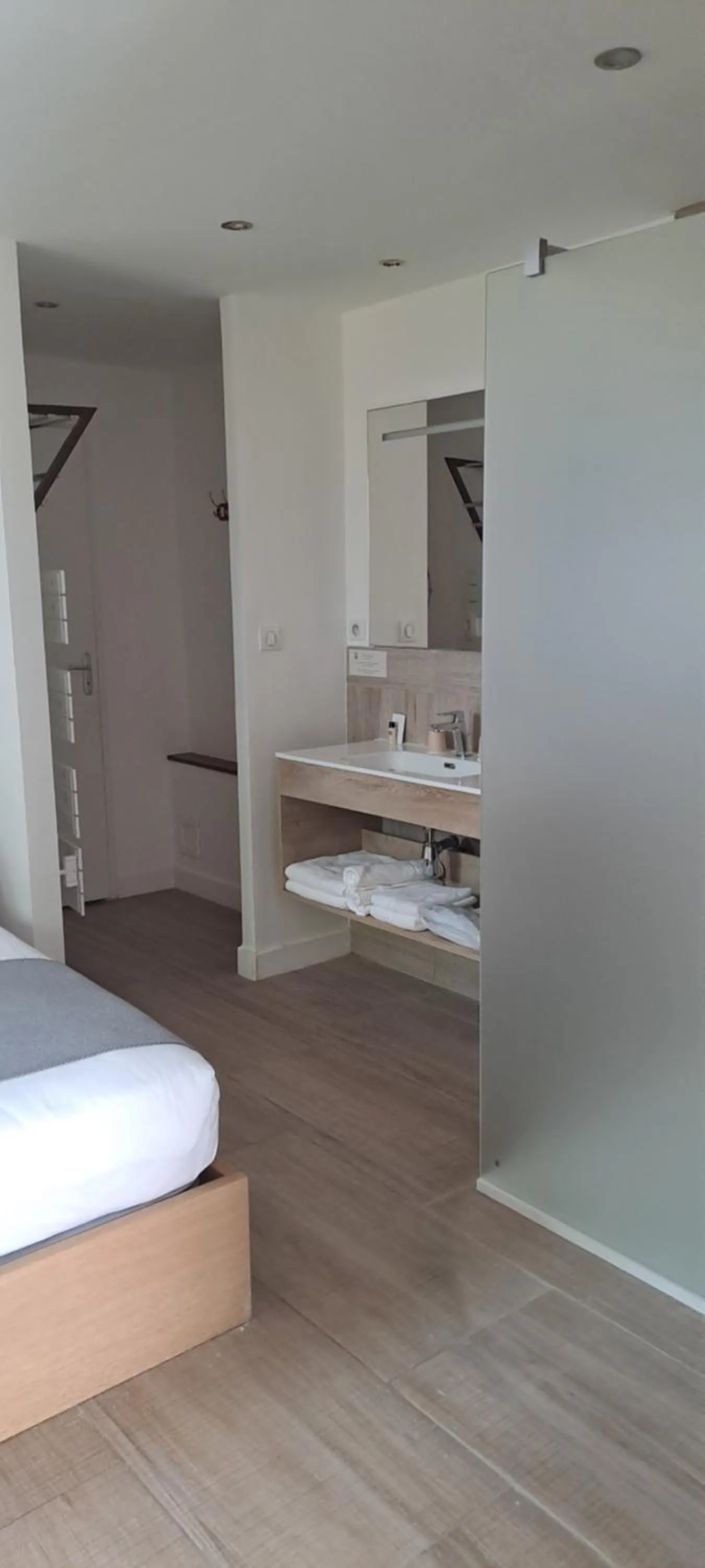 Bathroom, Bed in Hôtel L'Albatros