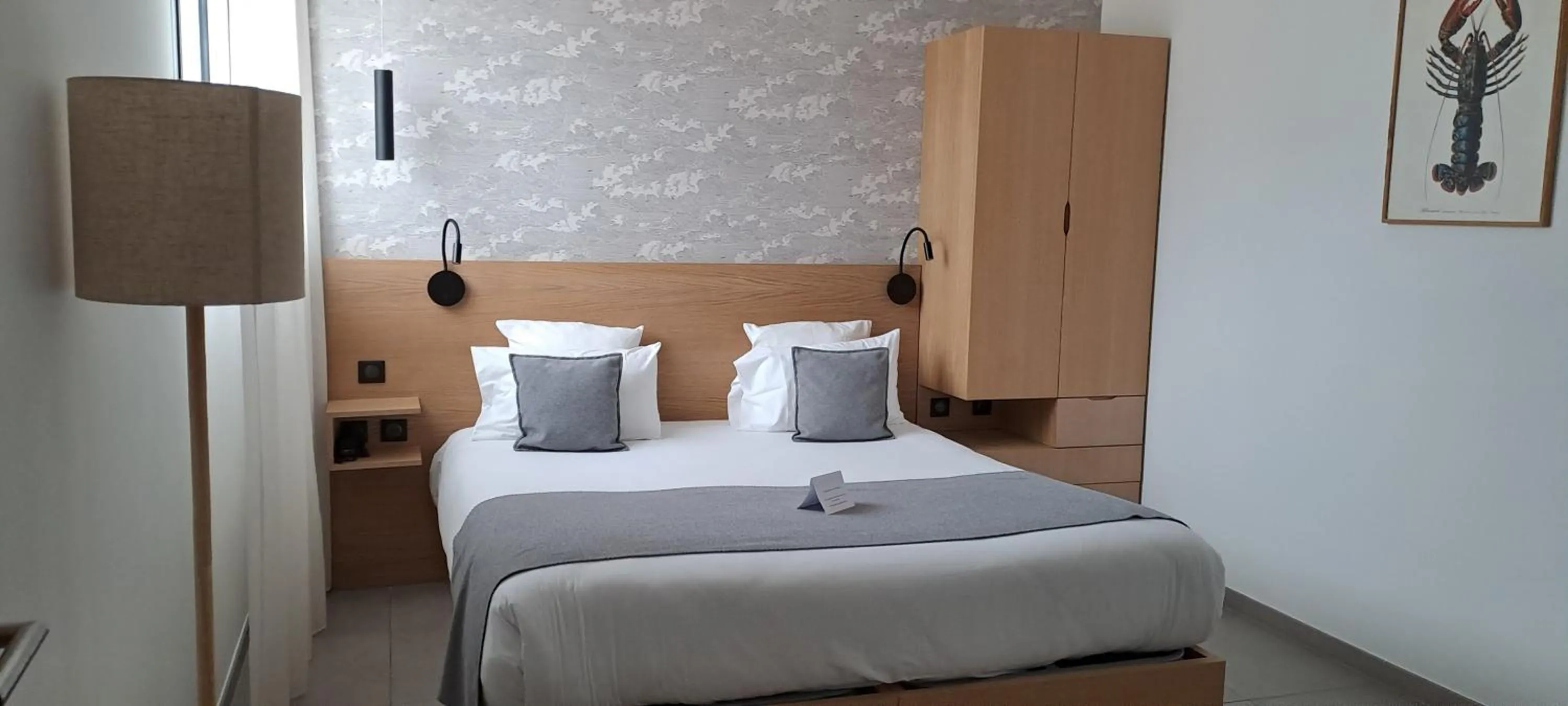 Photo of the whole room, Bed in Hôtel L'Albatros